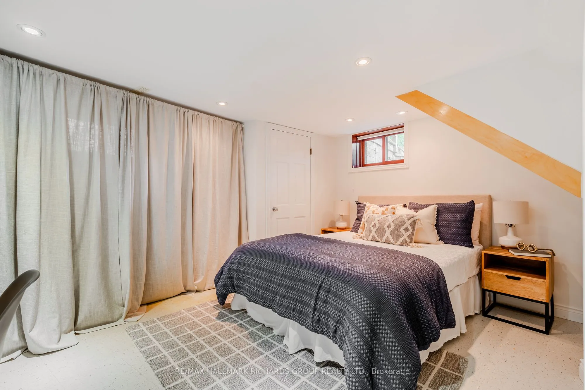 296 Linsmore Crescent
