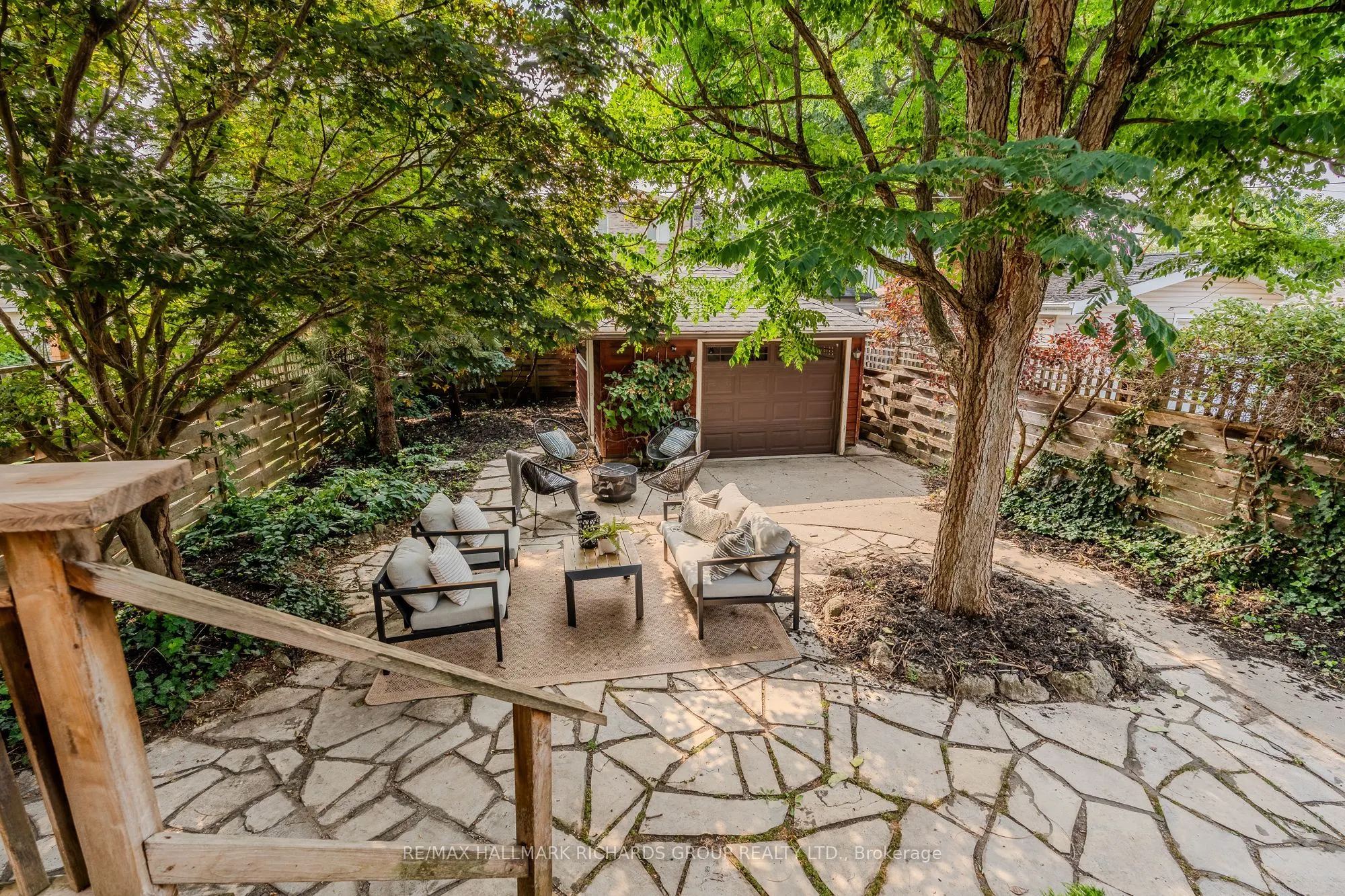 296 Linsmore Crescent