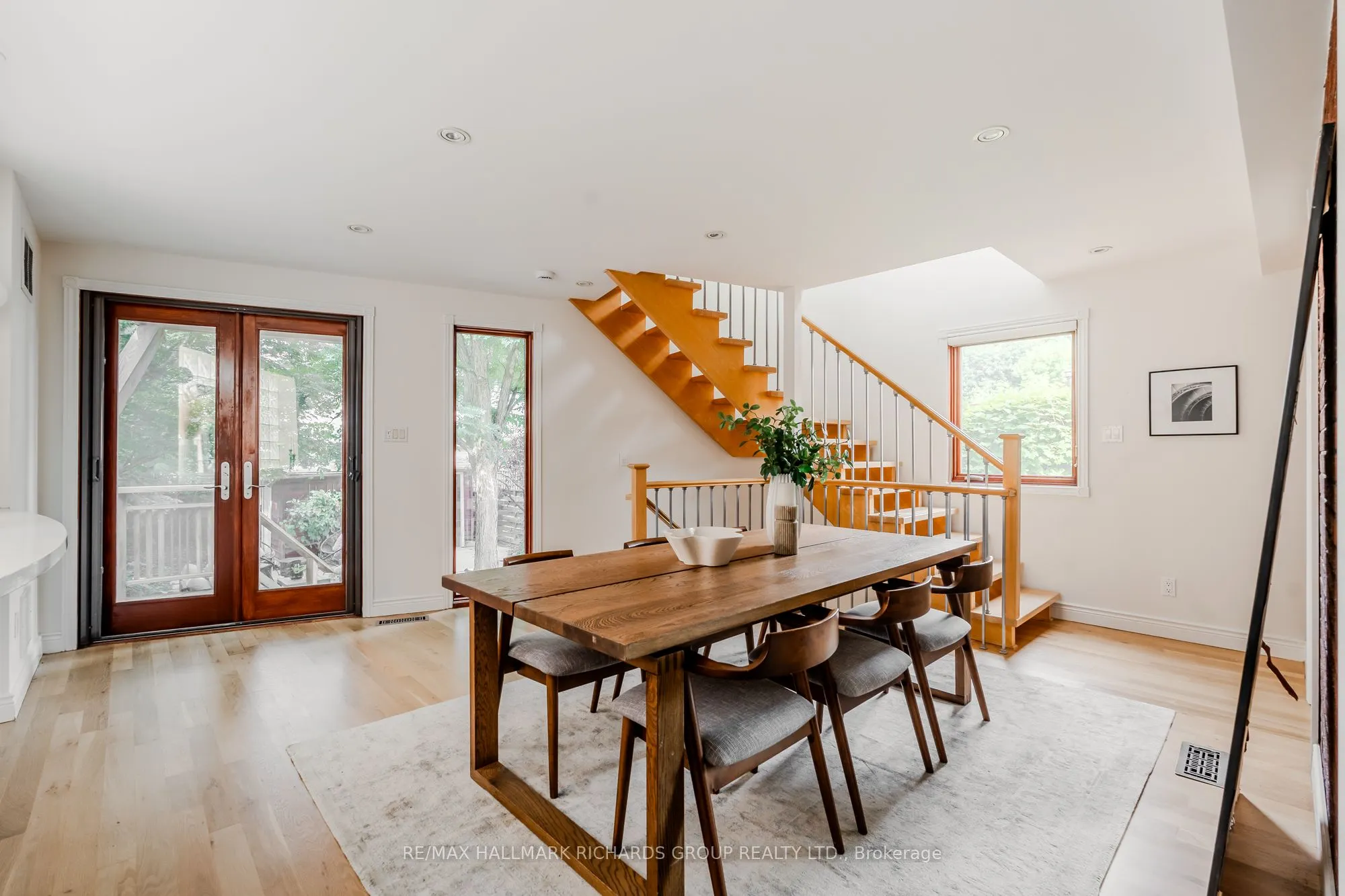 296 Linsmore Crescent