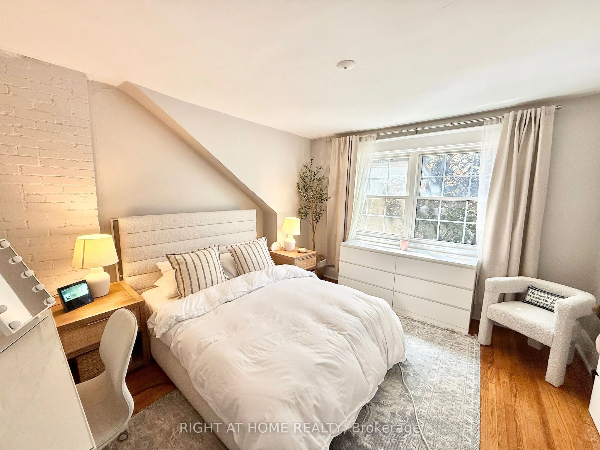 132 Queensdale Avenue