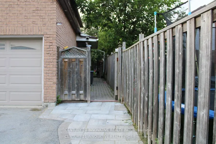 2398 Strathmore Crescent