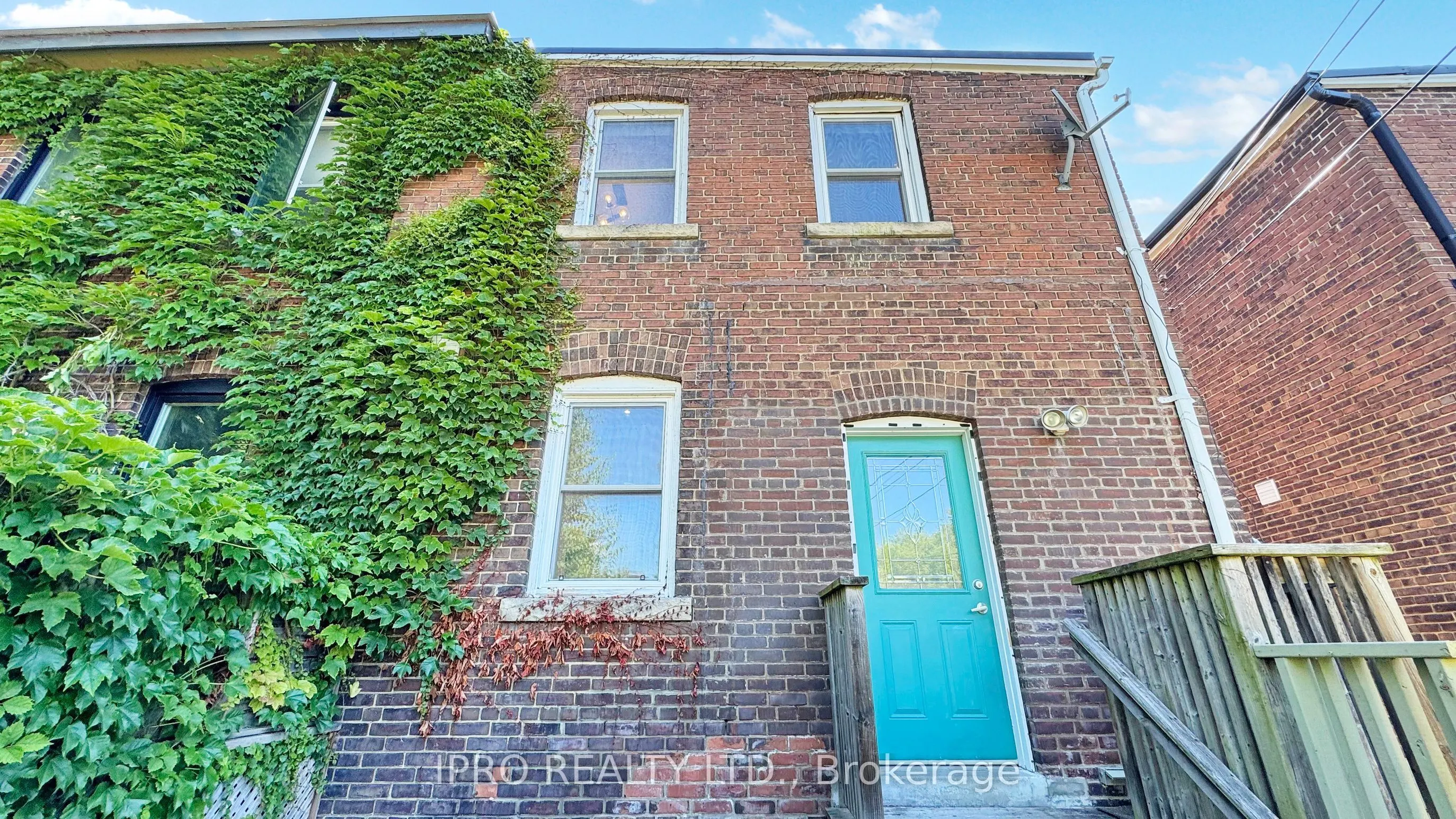 12 Lark Street