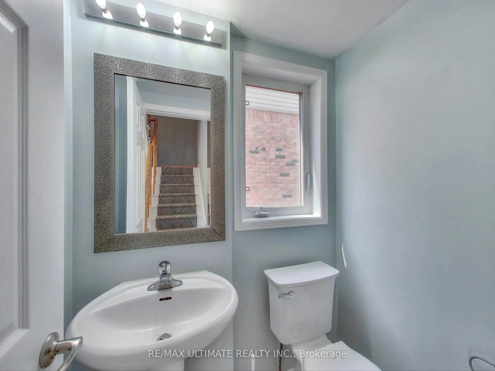 487 Rossland Road E
