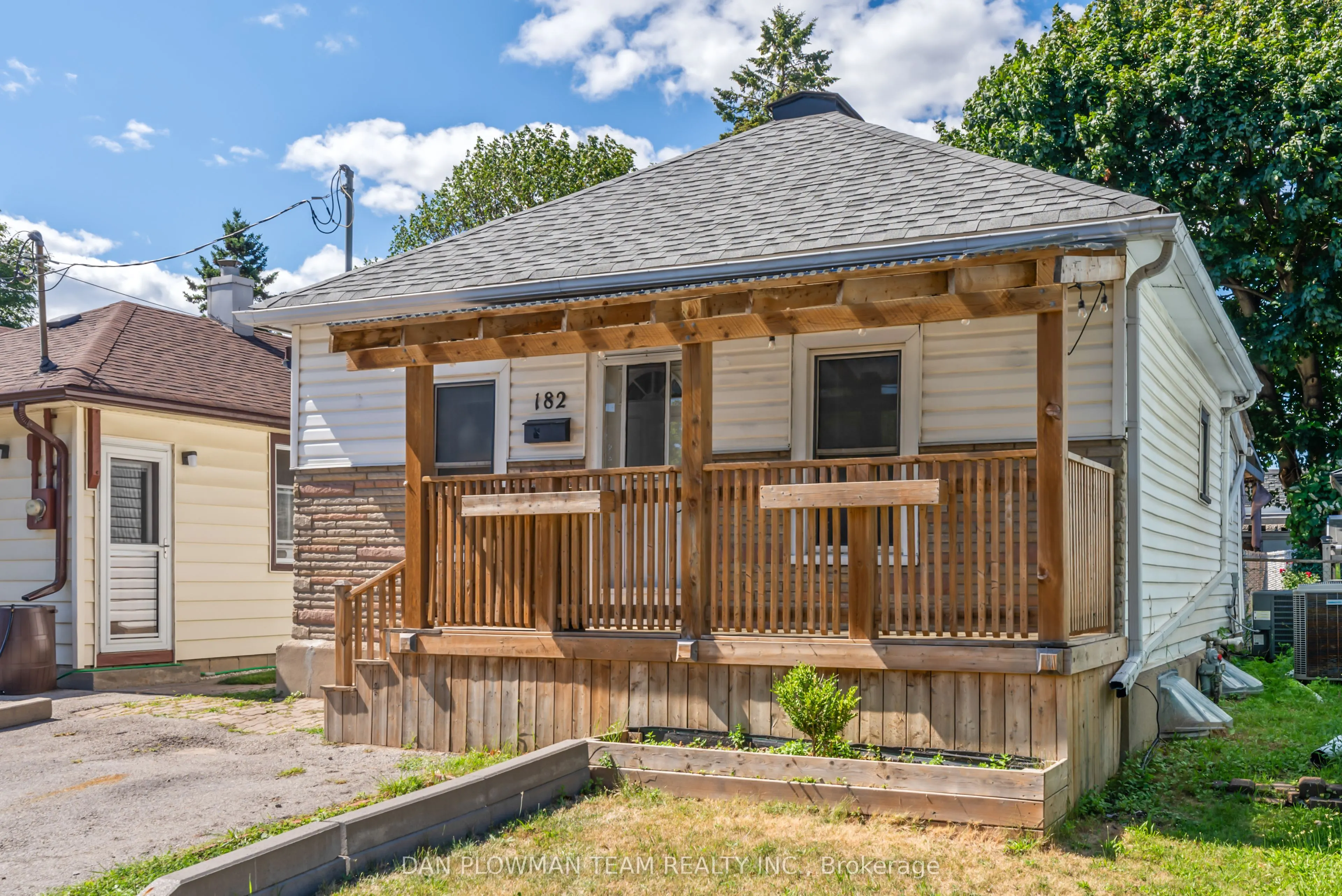 182 Bloor Street W