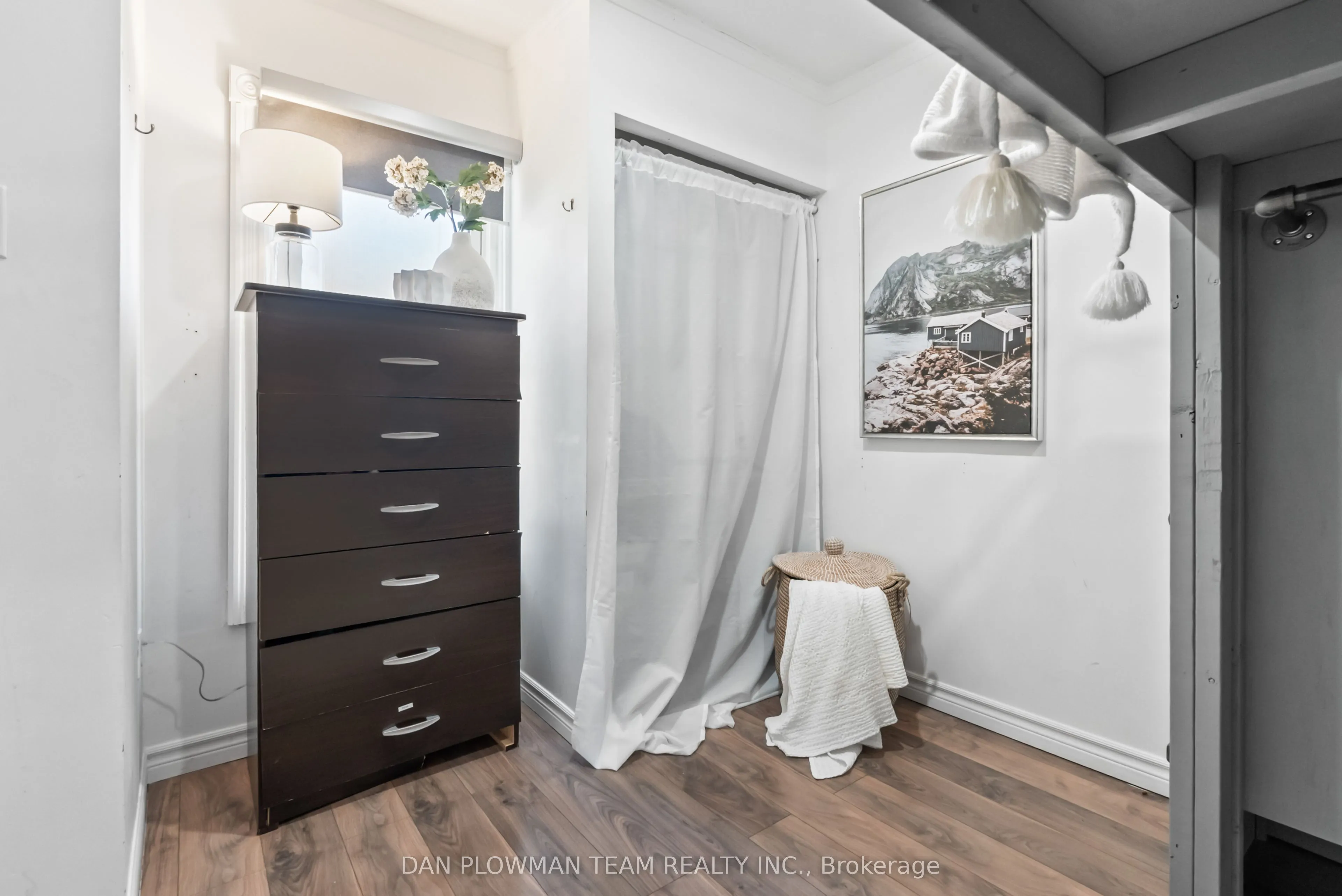182 Bloor Street W