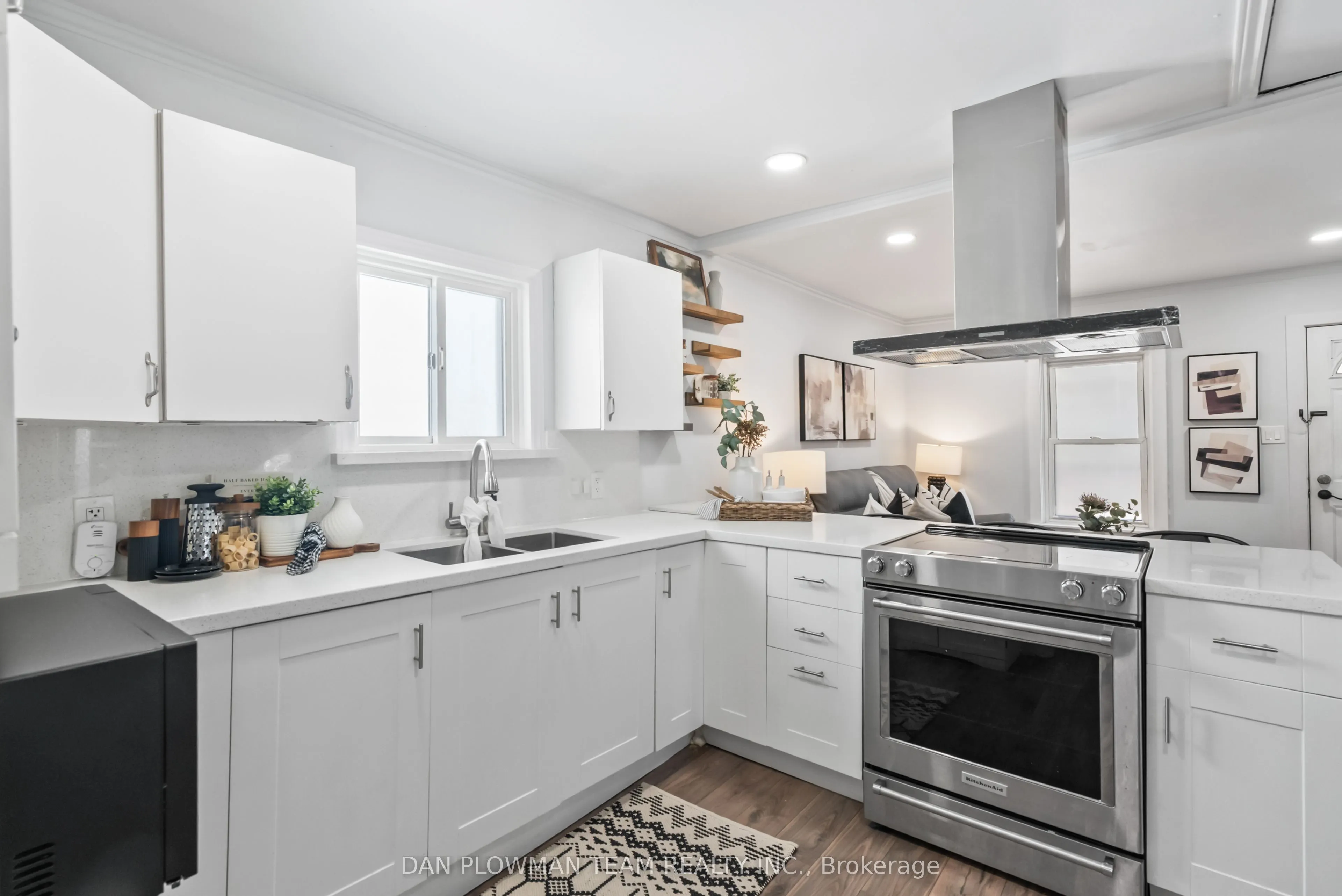 182 Bloor Street W