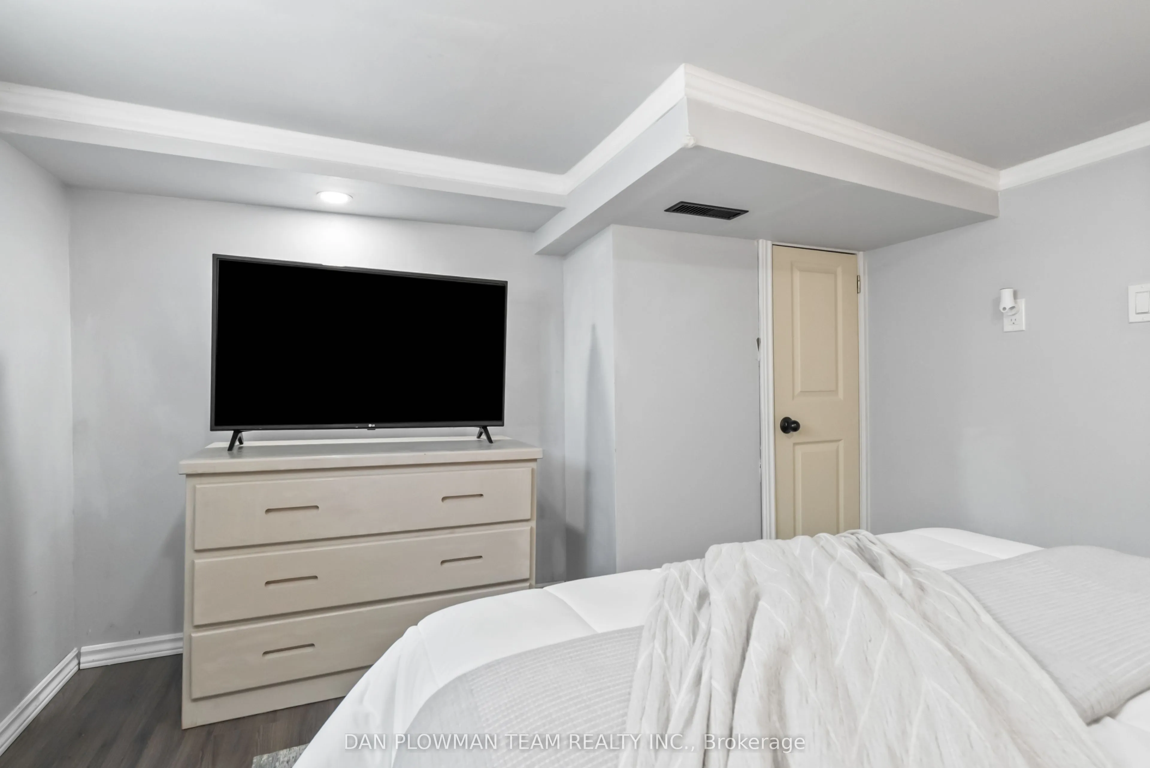 182 Bloor Street W