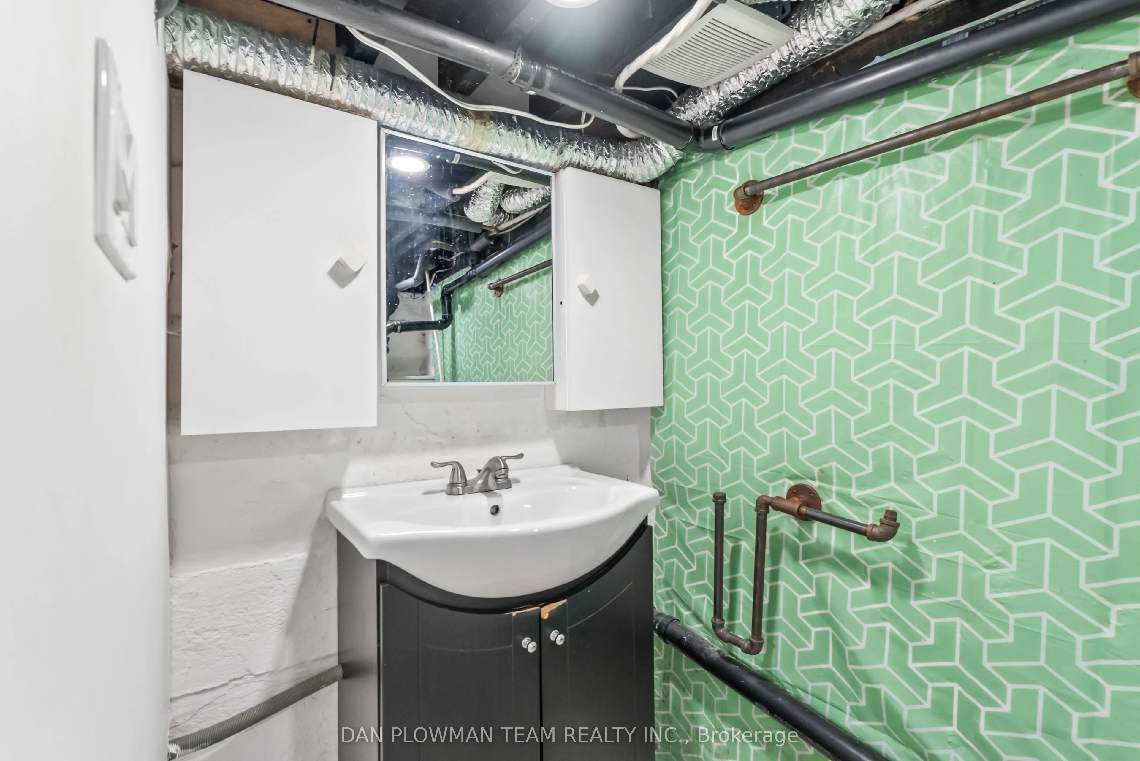 182 Bloor Street W