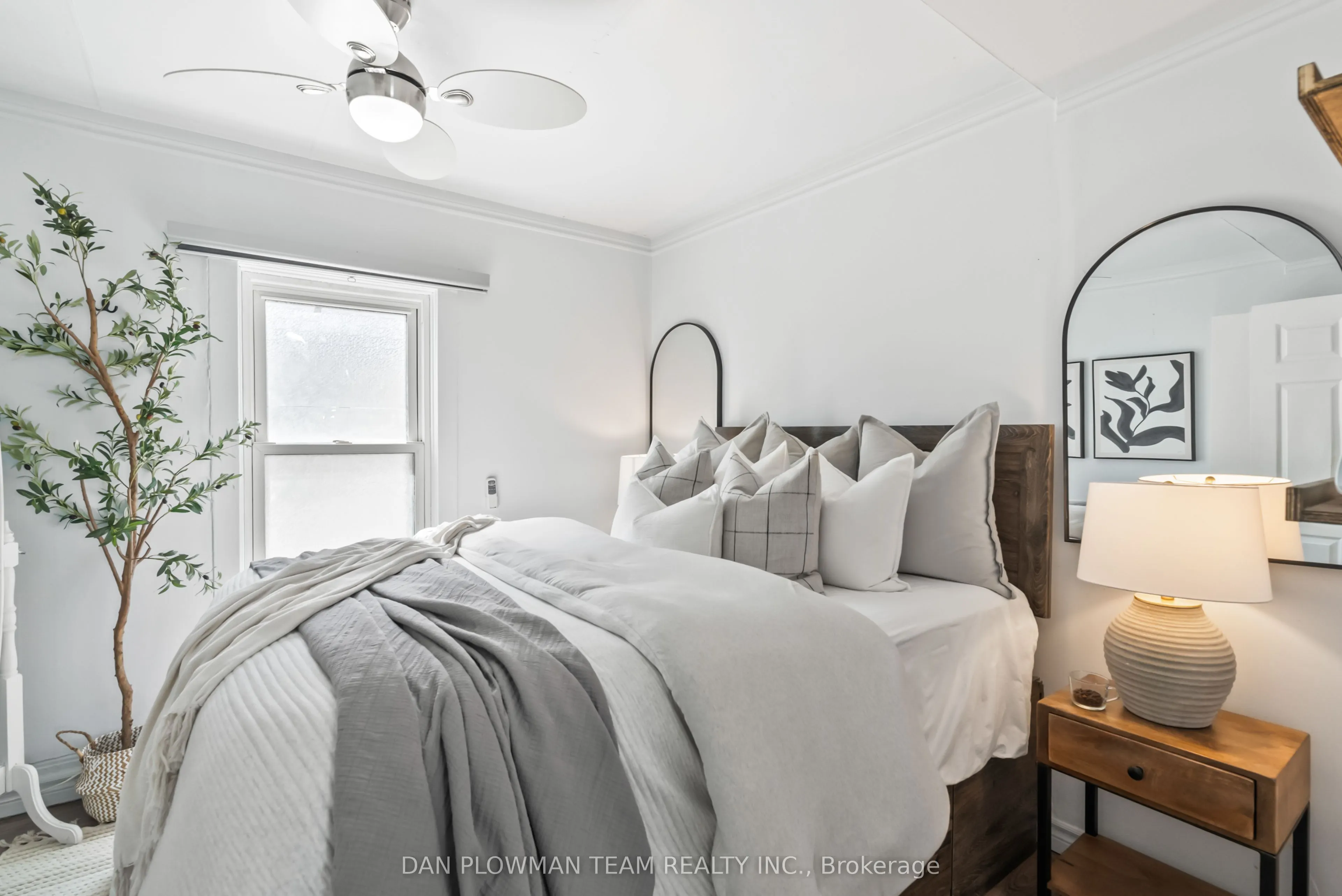 182 Bloor Street W