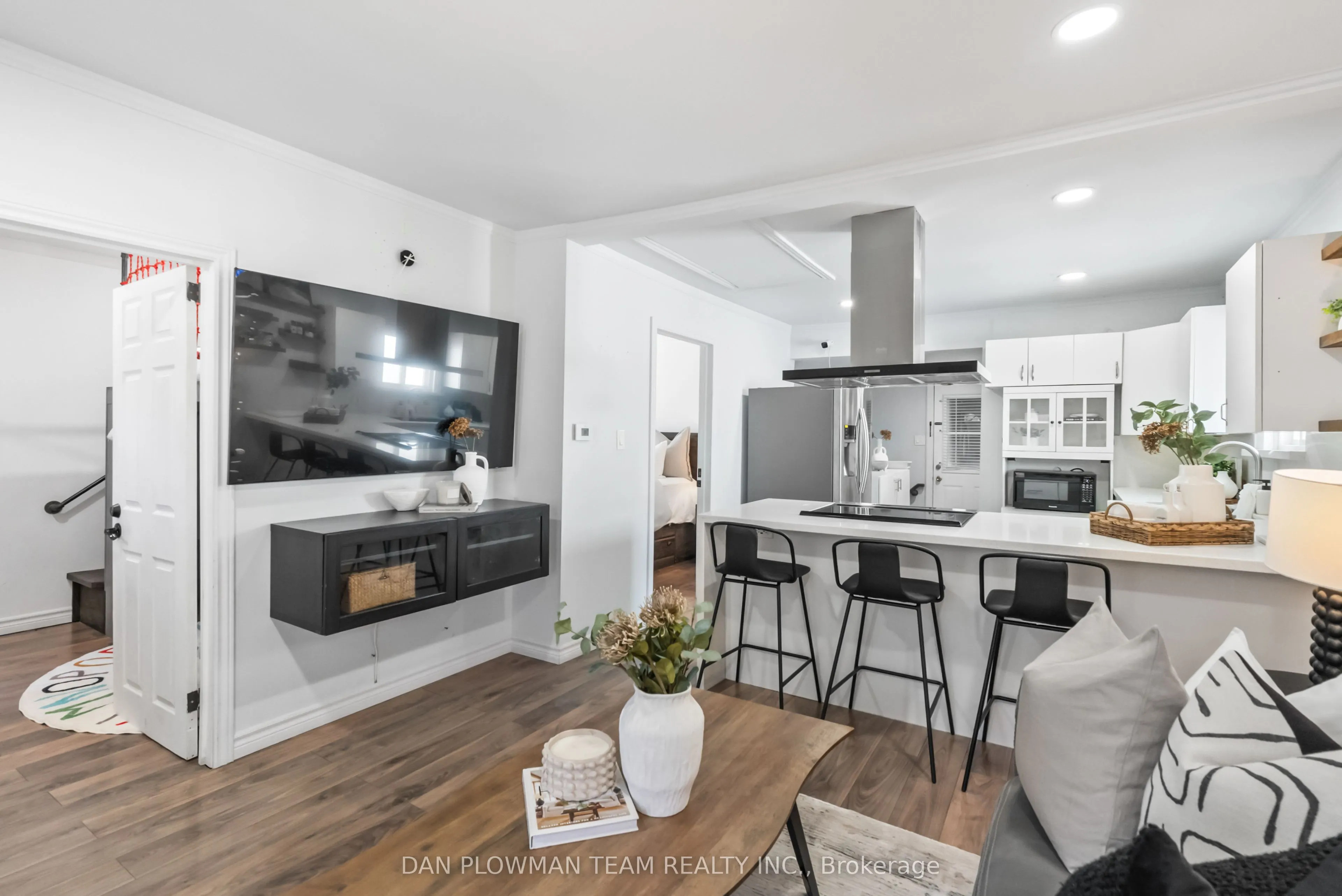 182 Bloor Street W