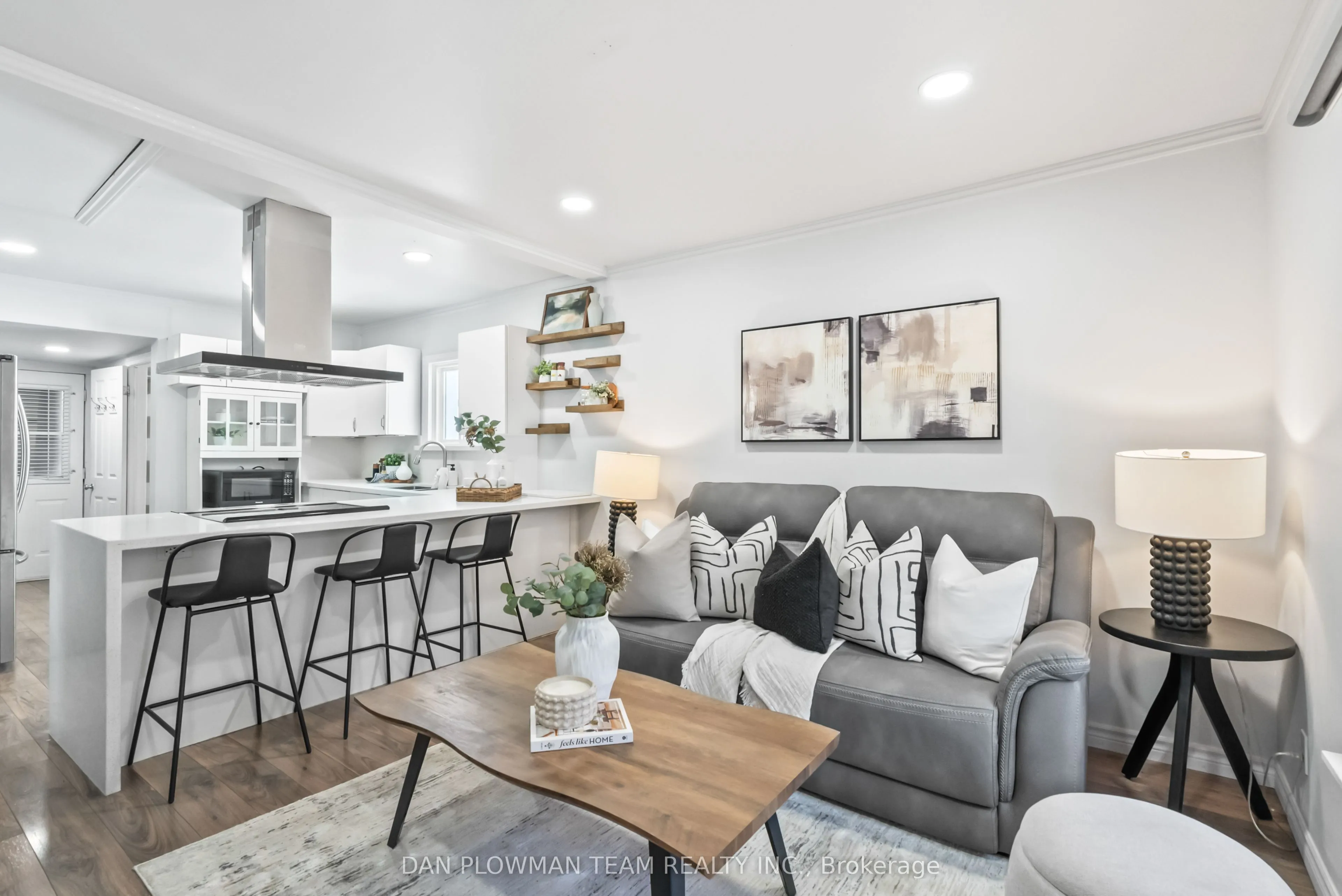 182 Bloor Street W