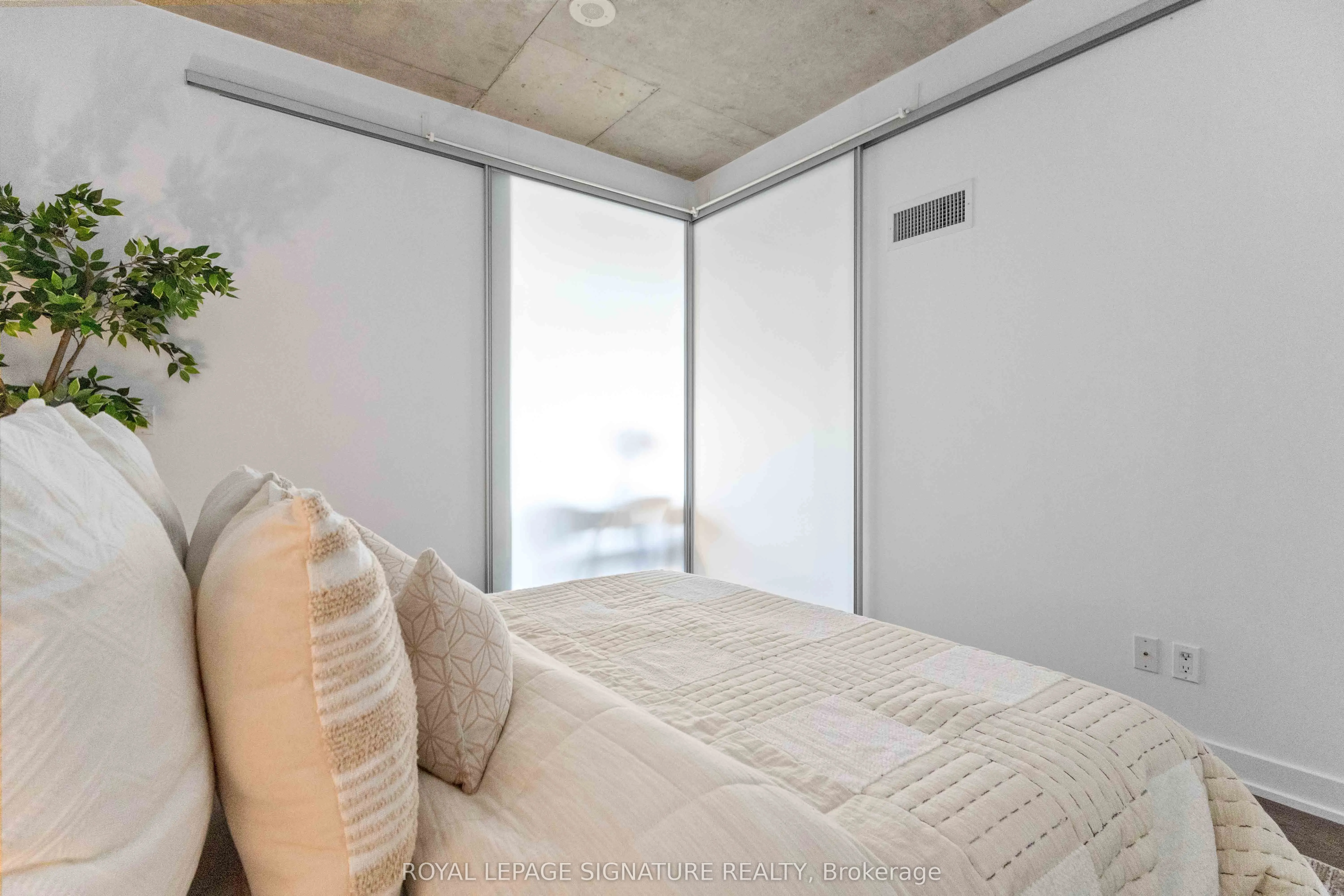 1190 Dundas Street E, #406