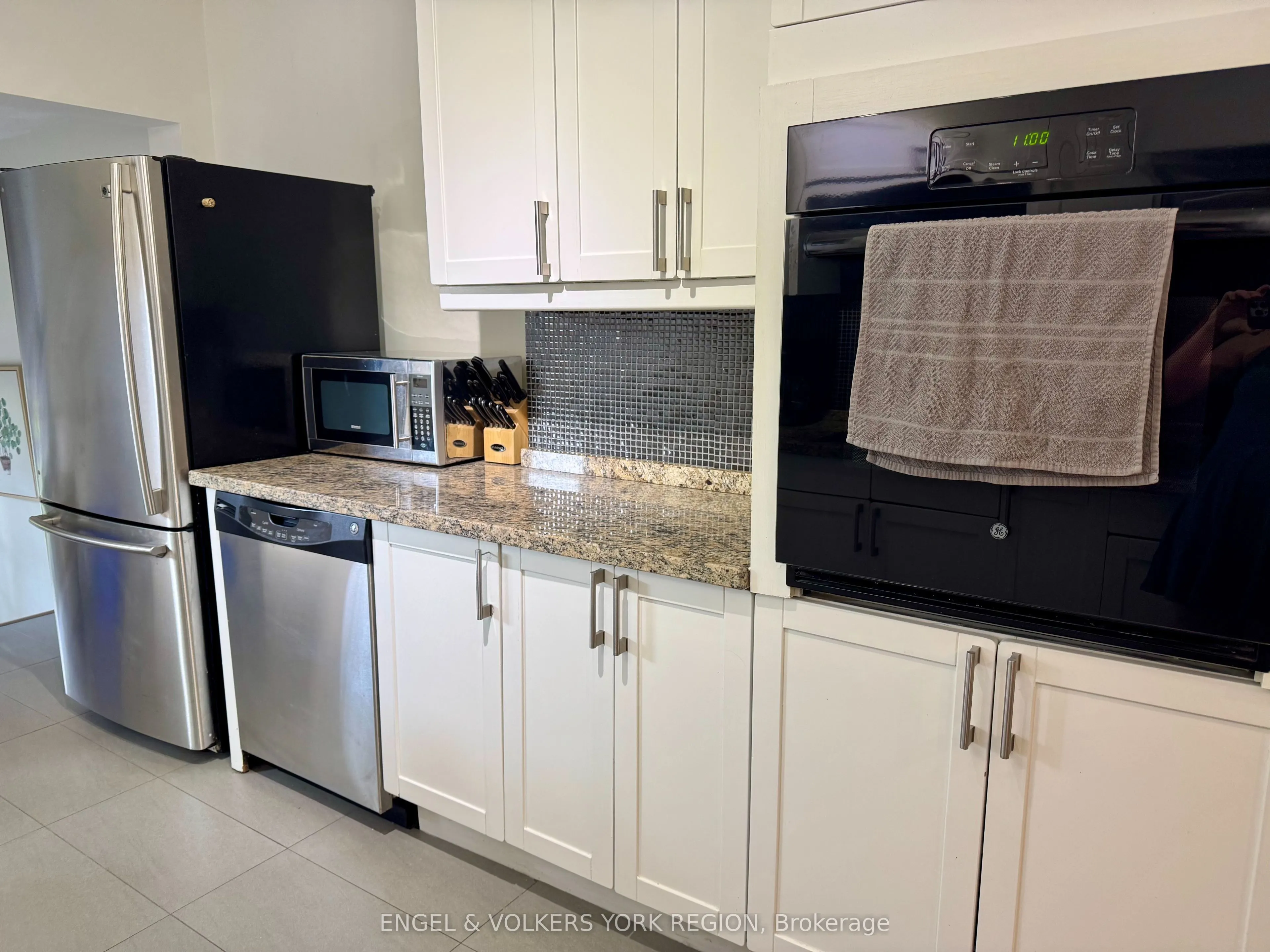 44 Rhodes Avenue E, #Main & 2nd