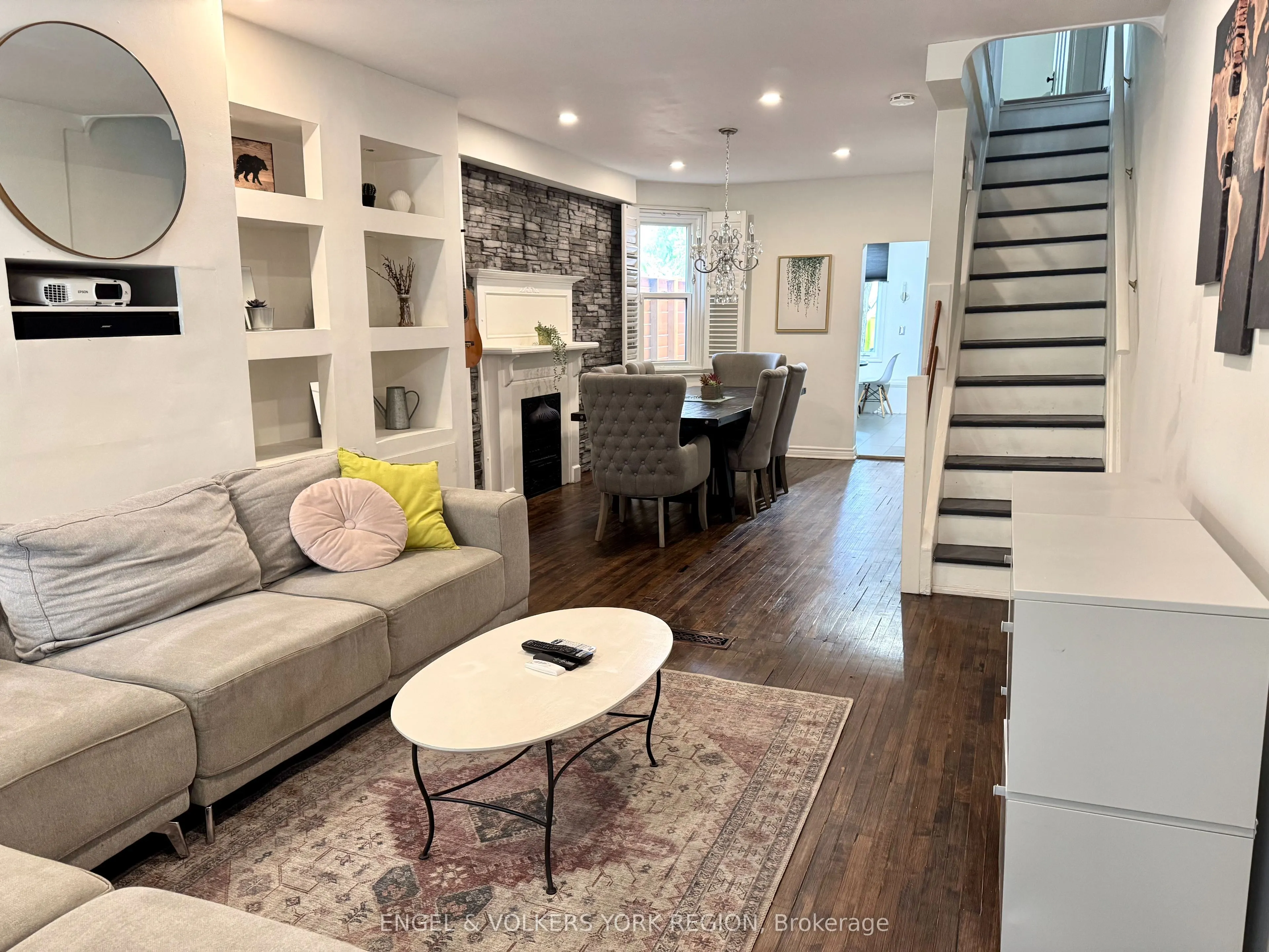 44 Rhodes Avenue E, #Main & 2nd