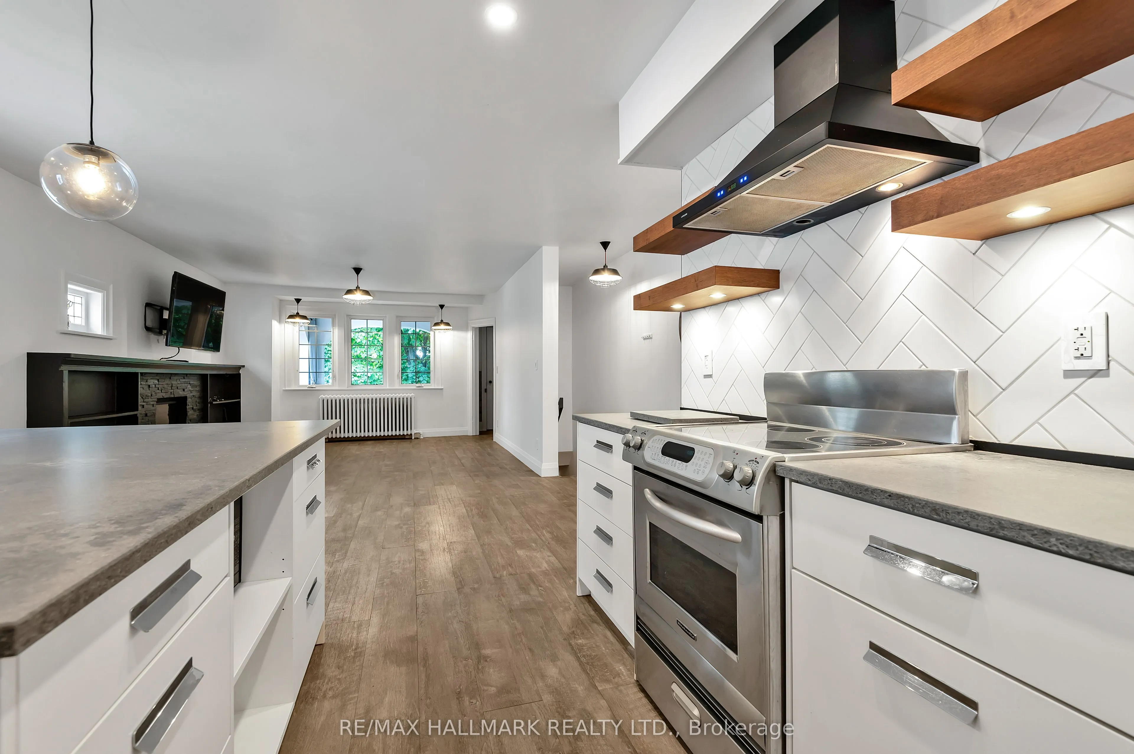 28 Wineva Avenue, #upper