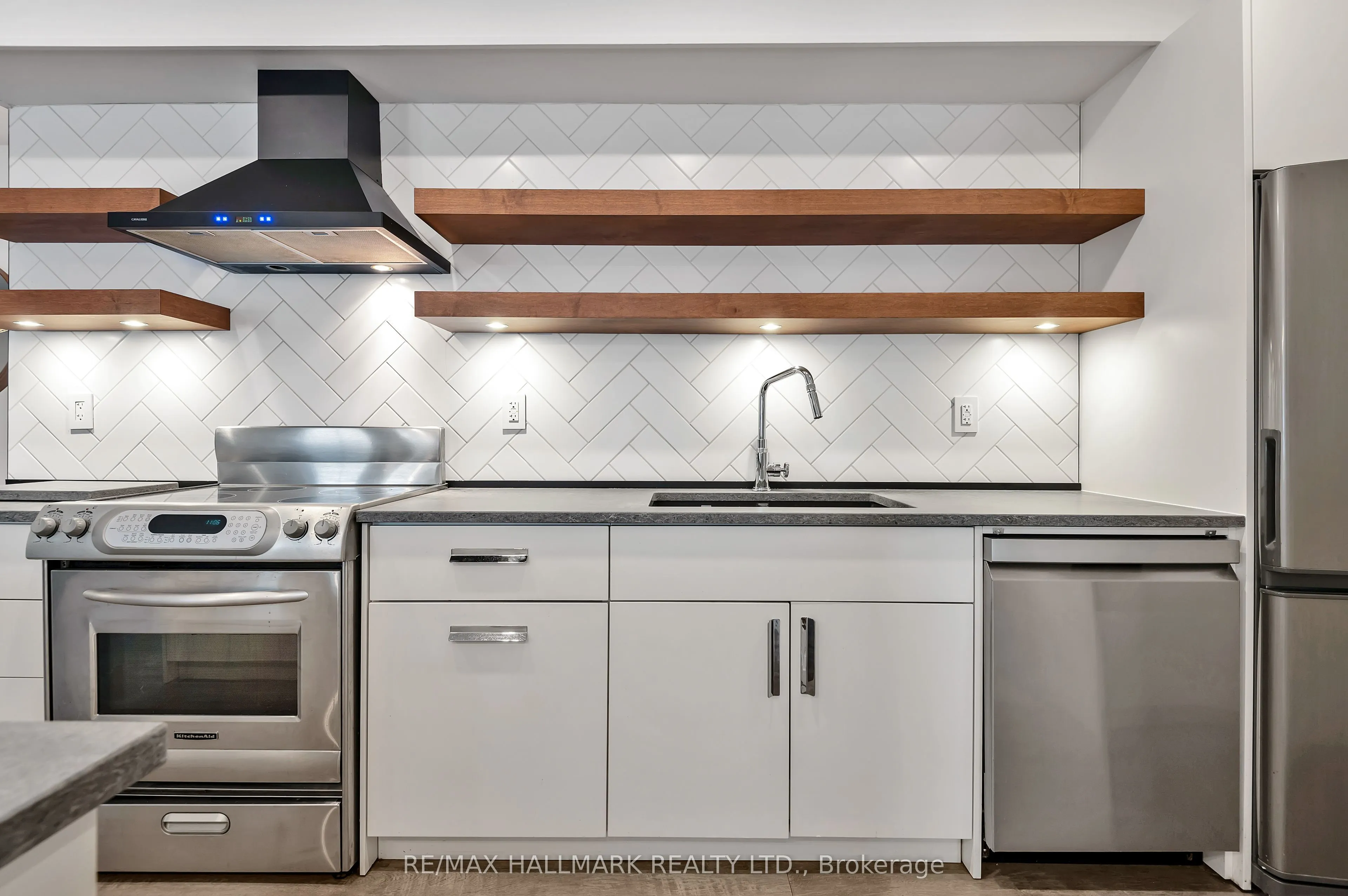 28 Wineva Avenue, #upper