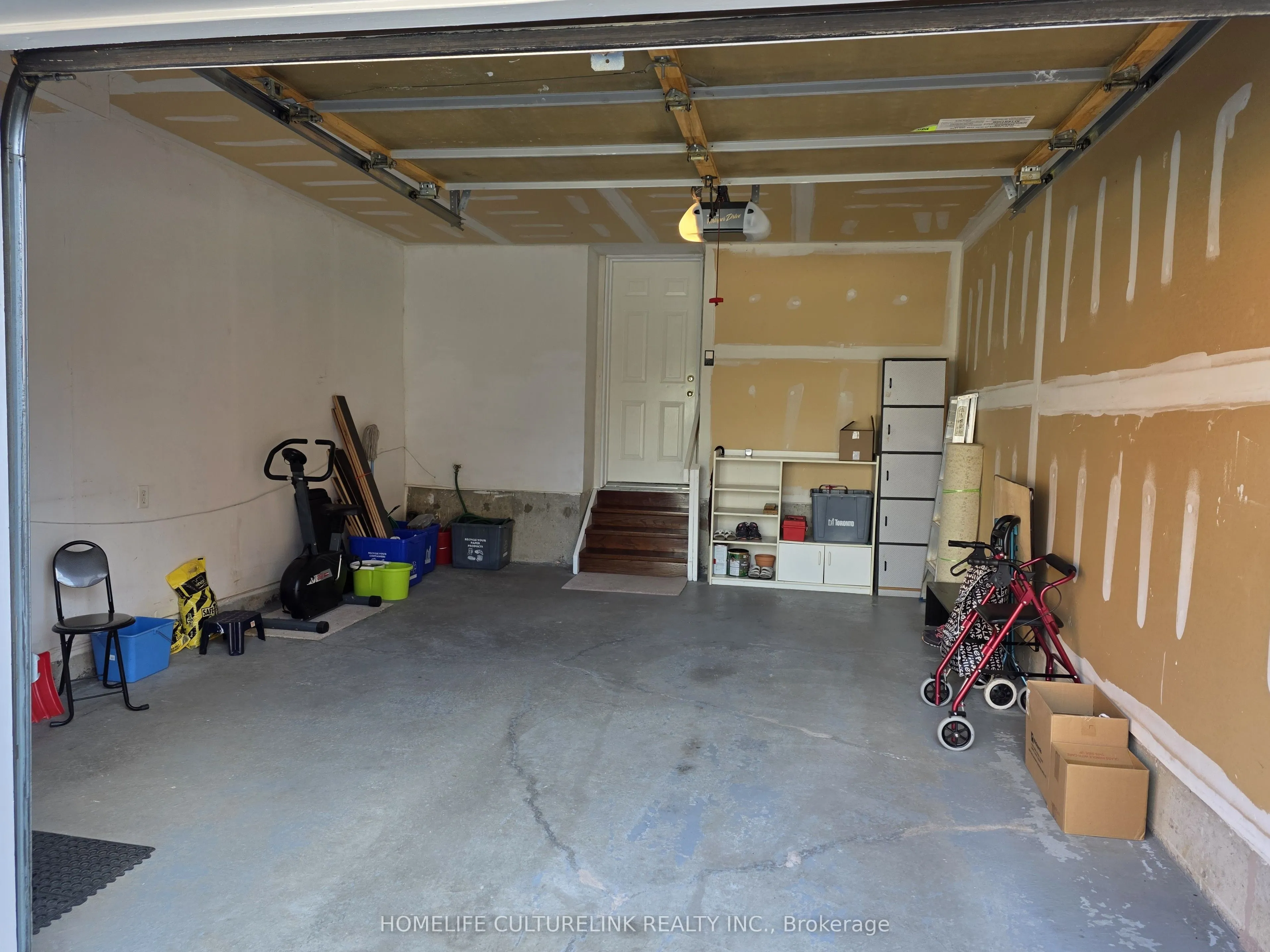 813 Sandhurst Circle, #15