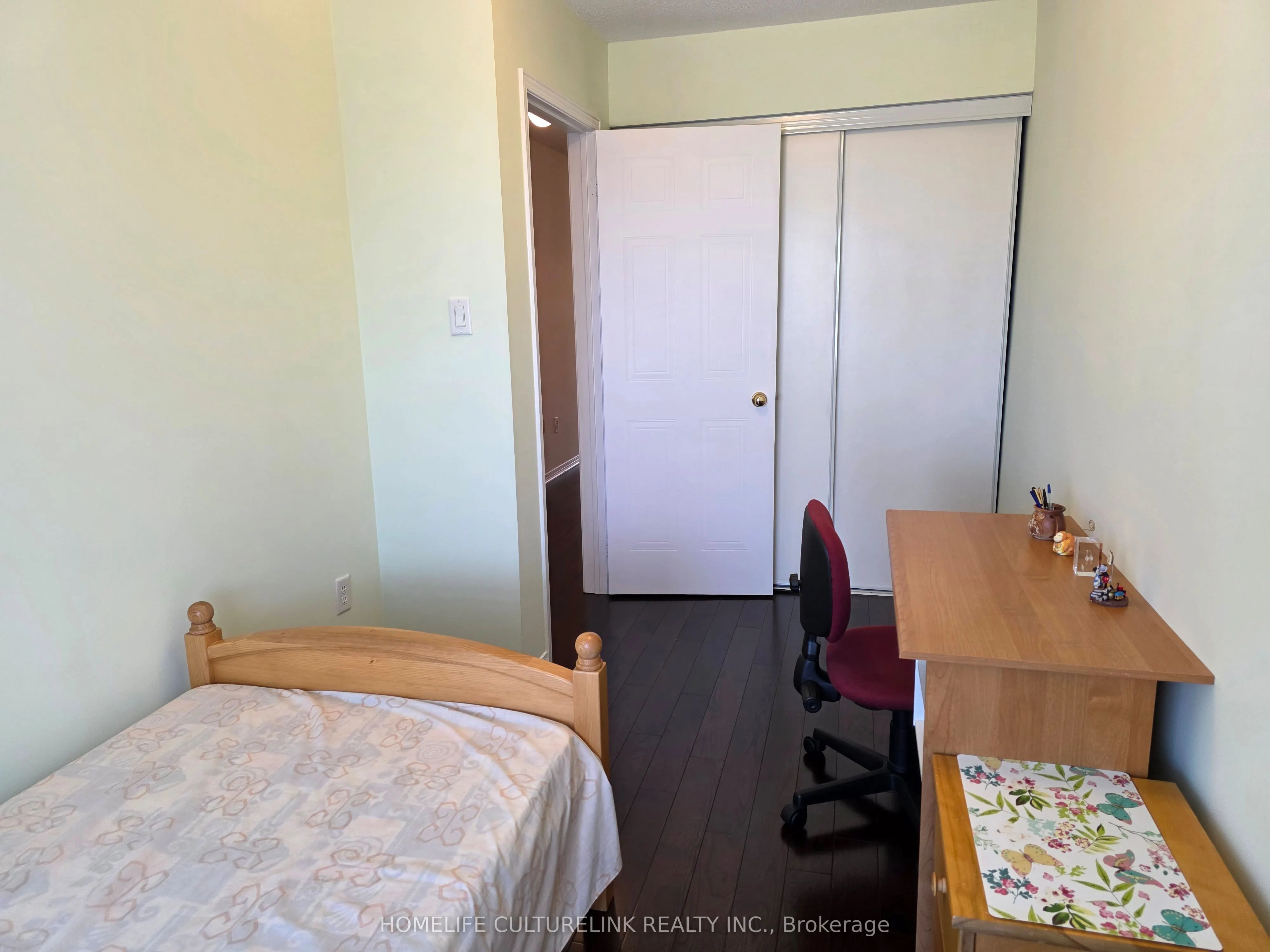 813 Sandhurst Circle, #15