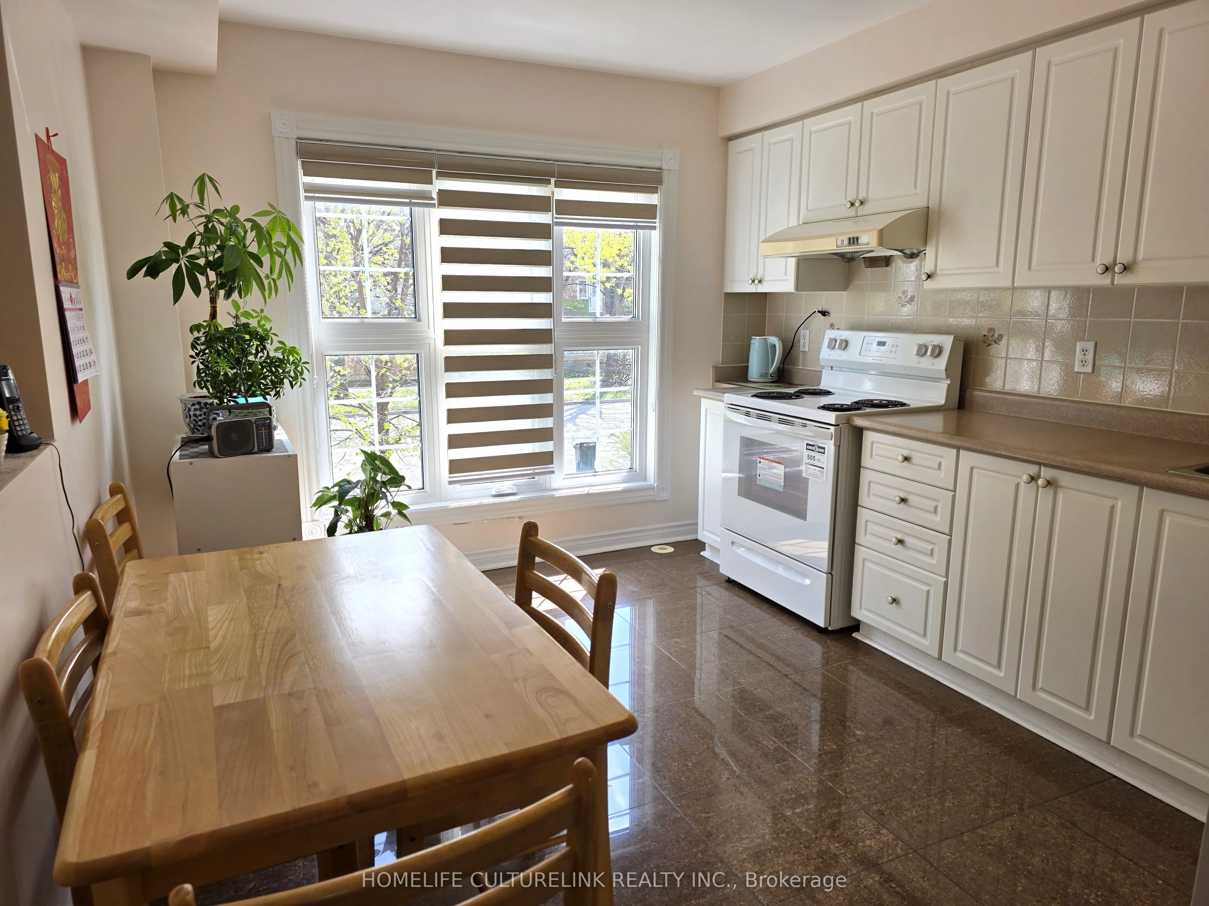 813 Sandhurst Circle, #15