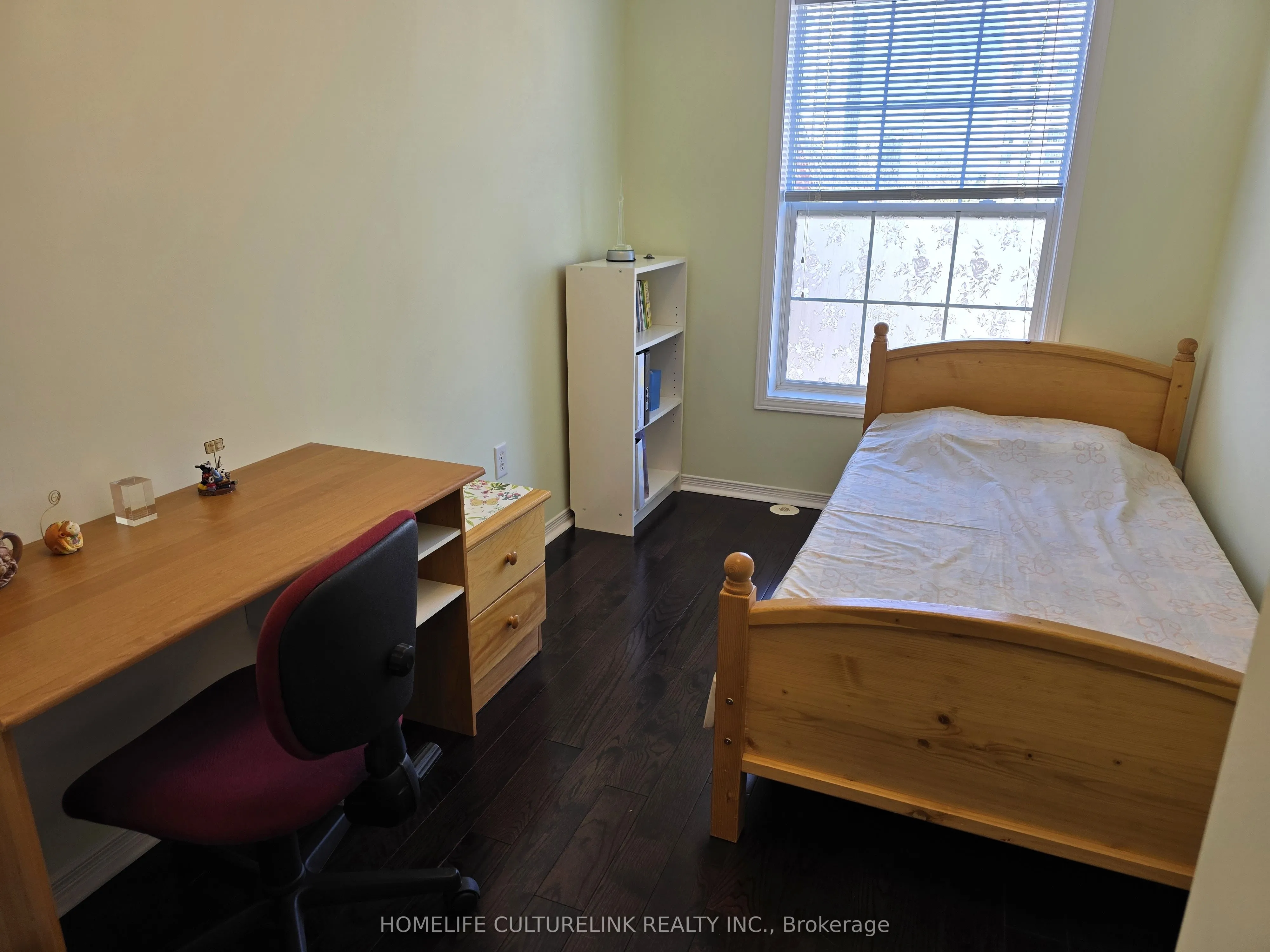 813 Sandhurst Circle, #15