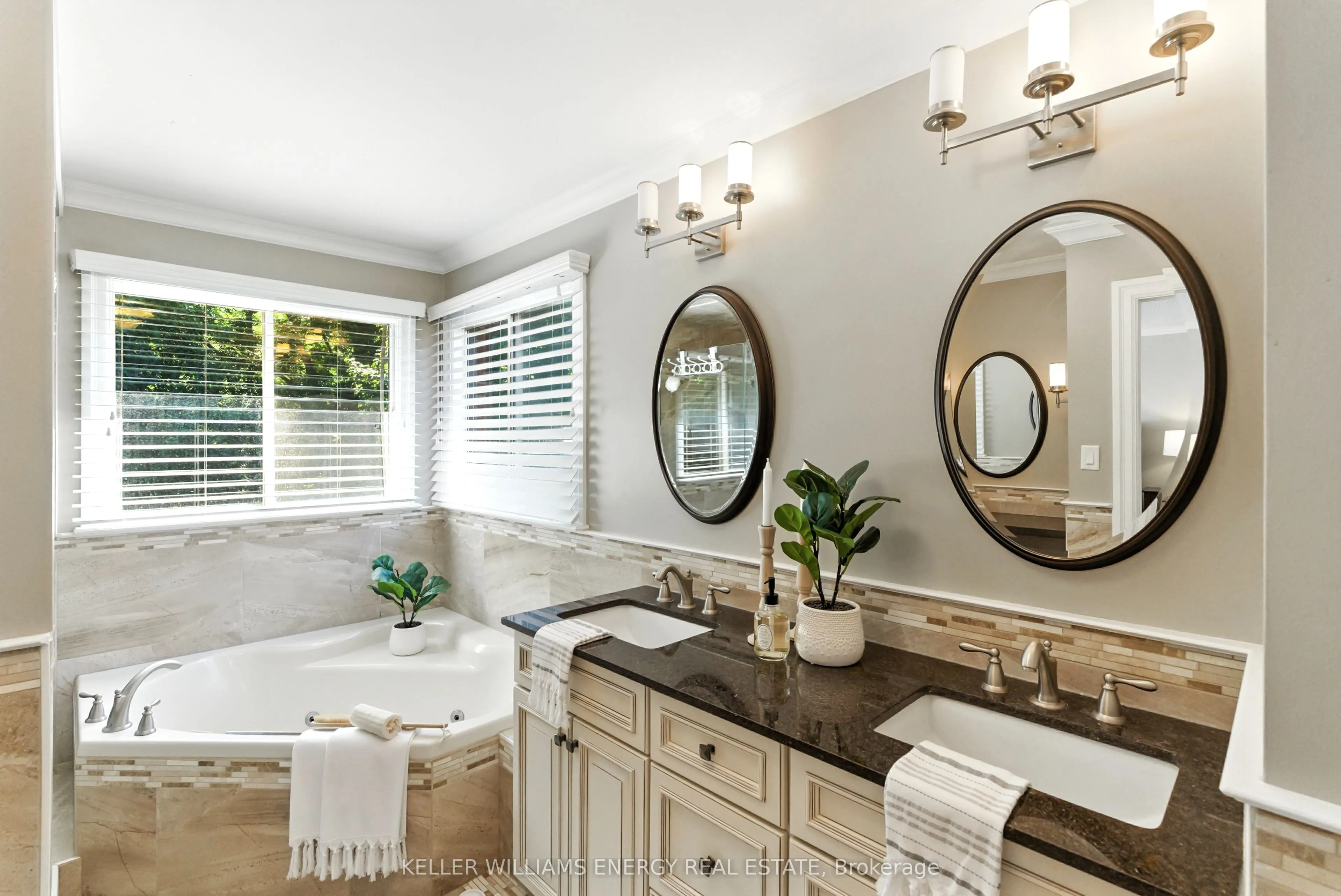 807 Regal Crescent
