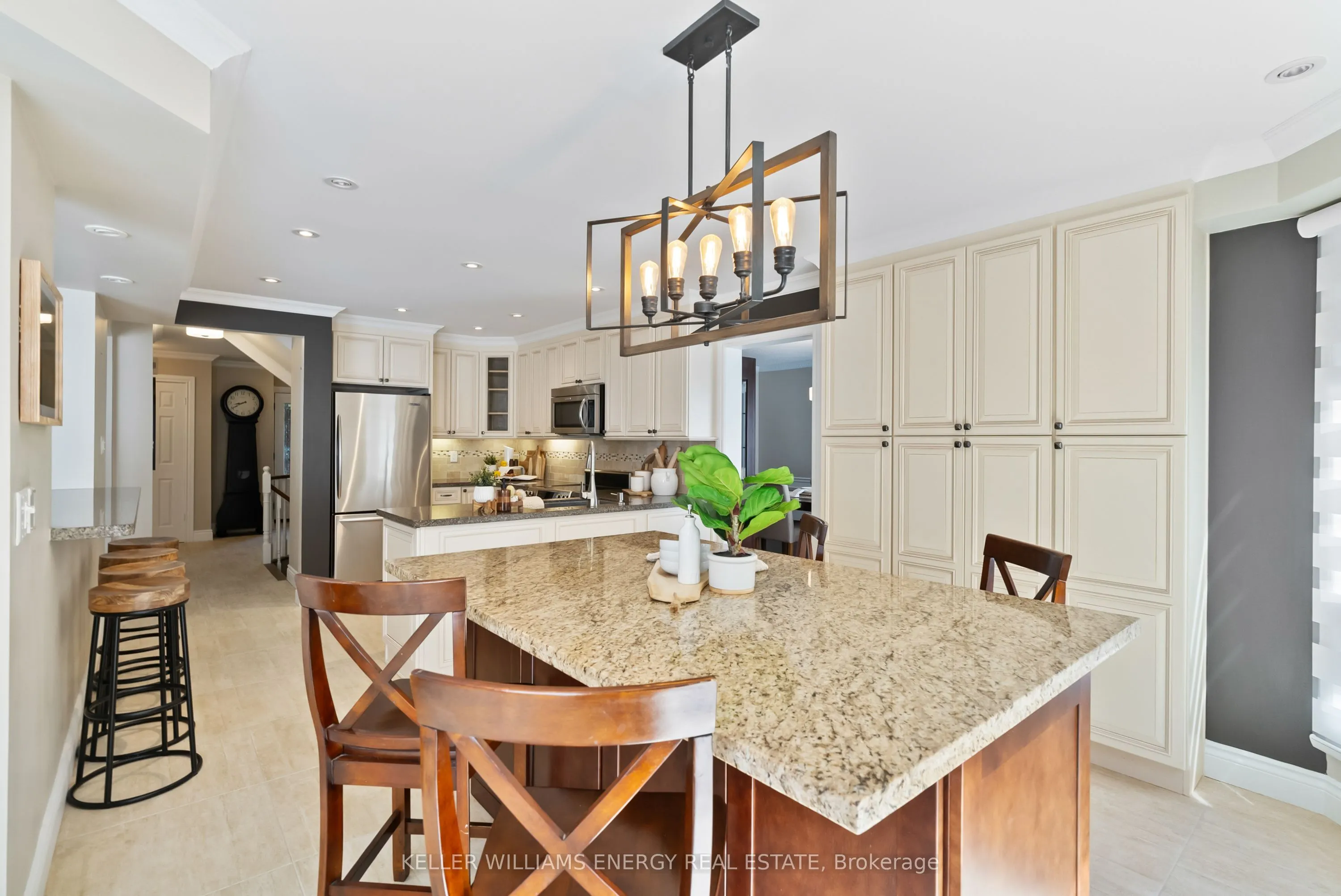 807 Regal Crescent