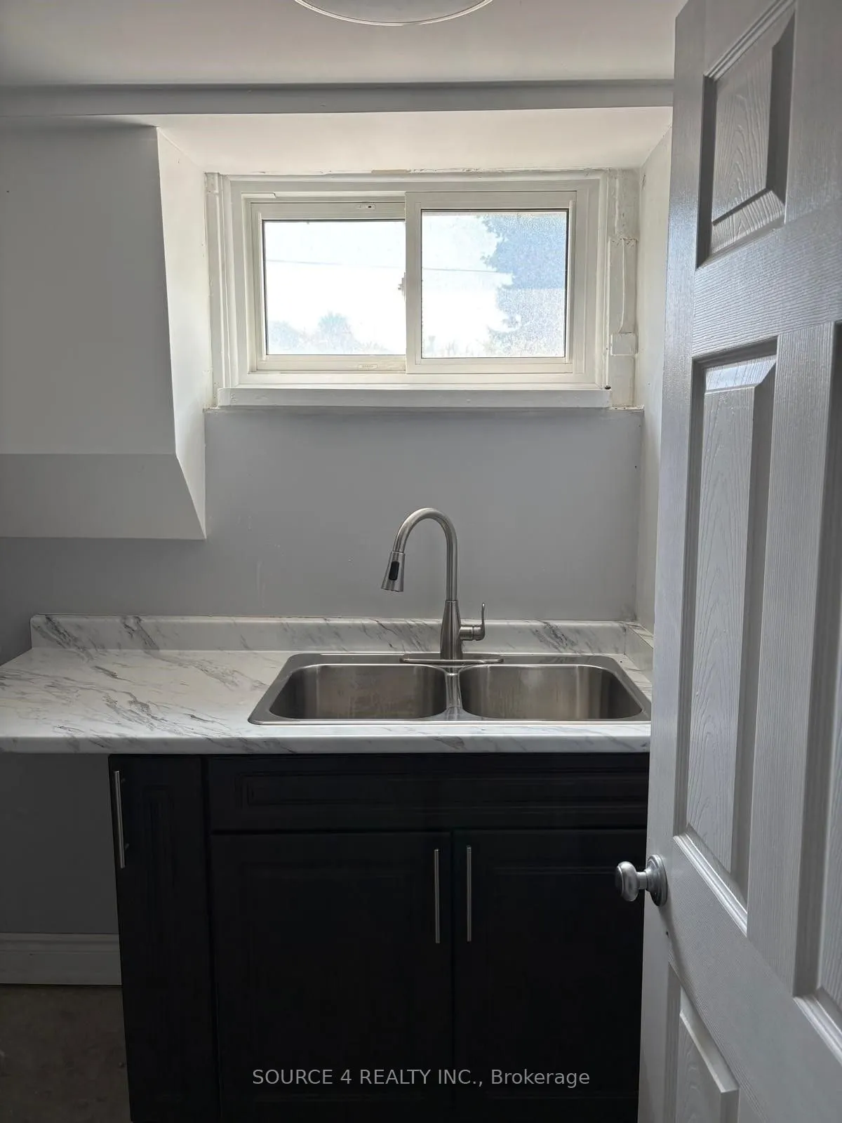 489 Rossland Road W