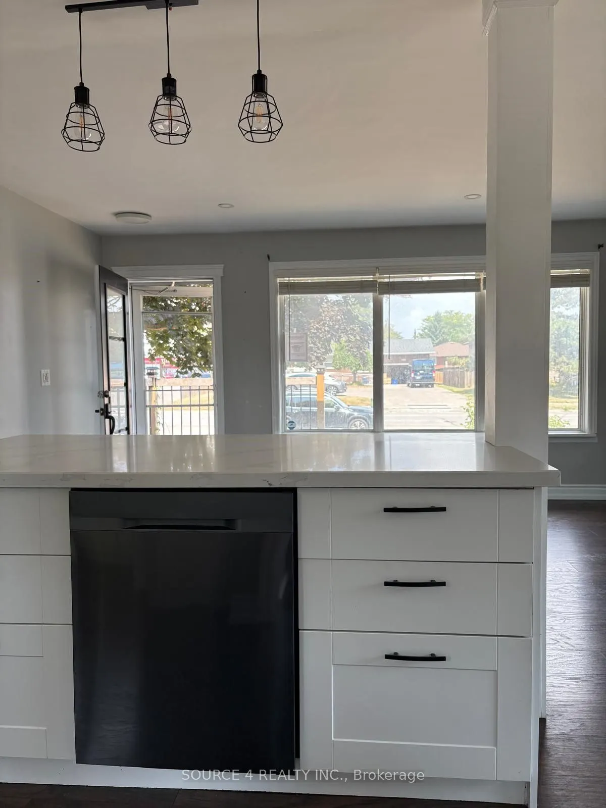 489 Rossland Road W