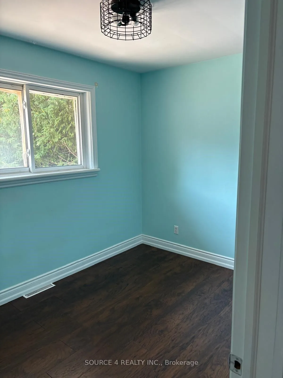 489 Rossland Road W
