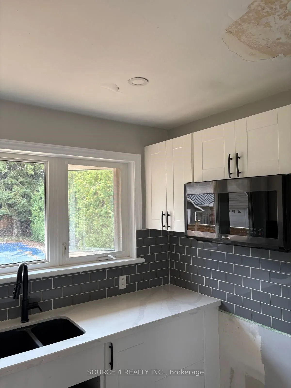 489 Rossland Road W