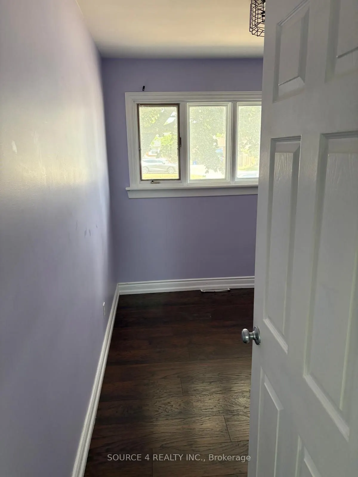 489 Rossland Road W