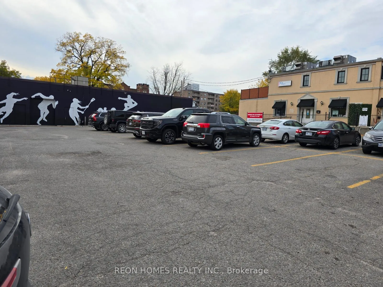 201 Dundas Street W