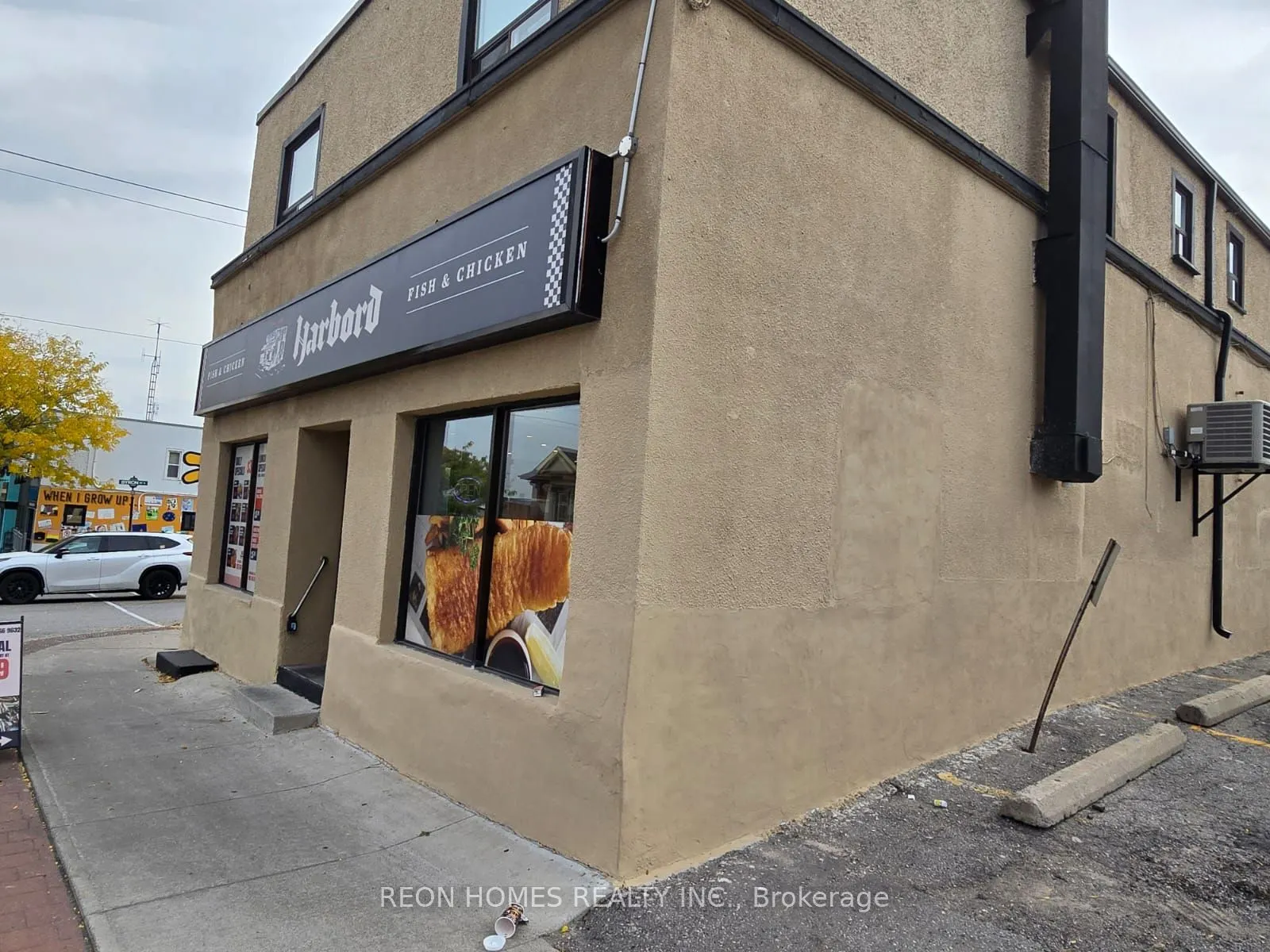 201 Dundas Street W