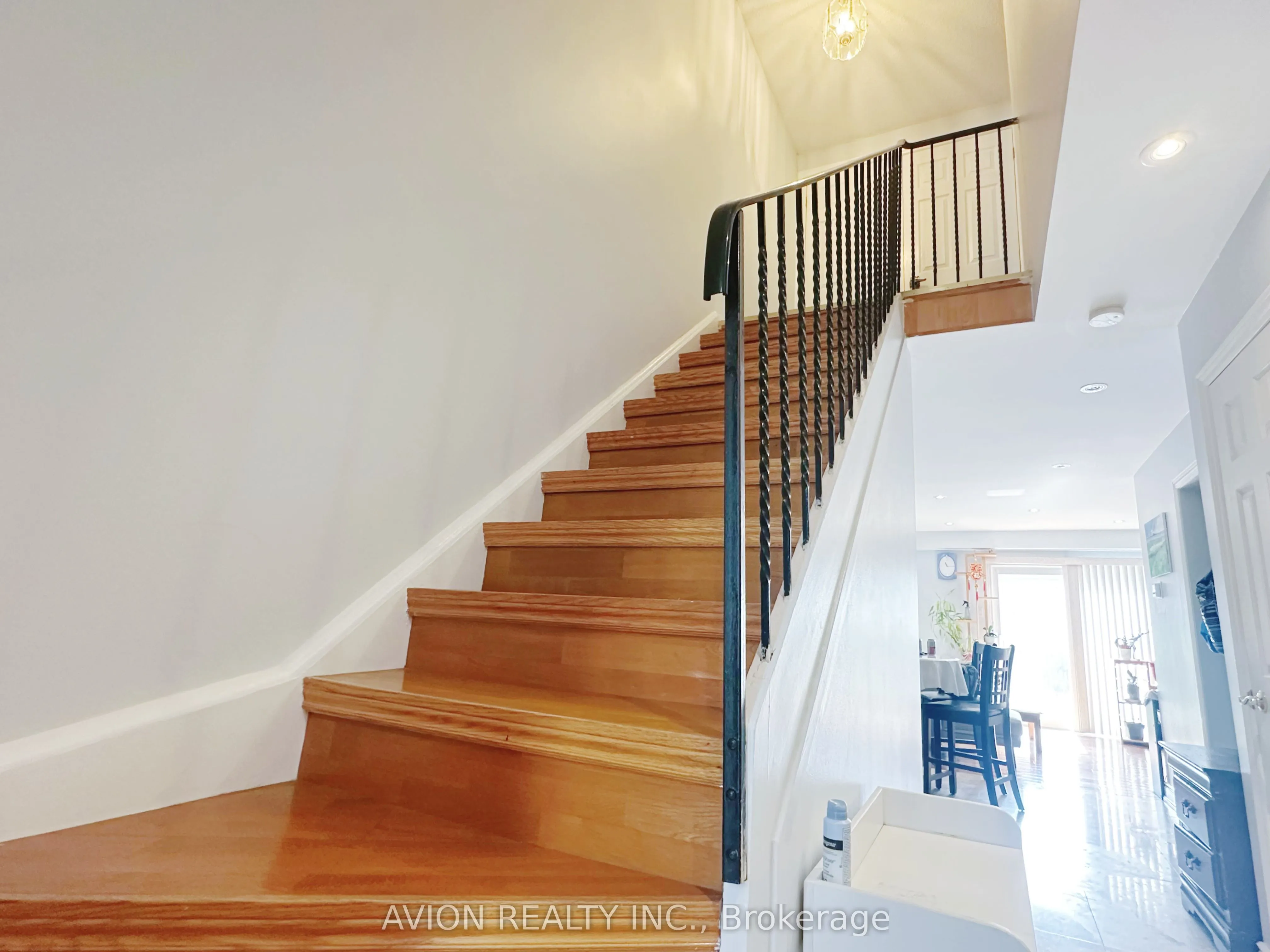 1121 Sandhurst Circle, #18