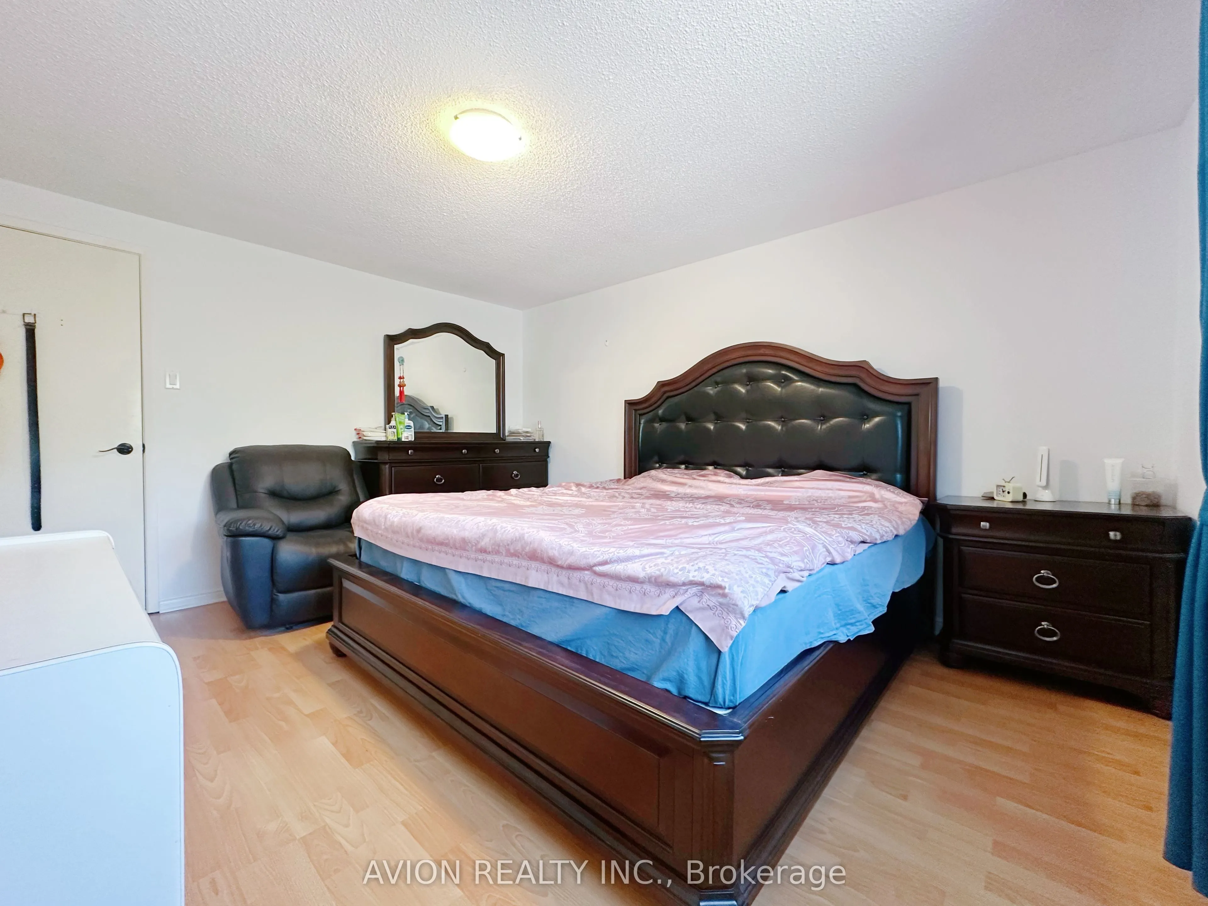 1121 Sandhurst Circle, #18