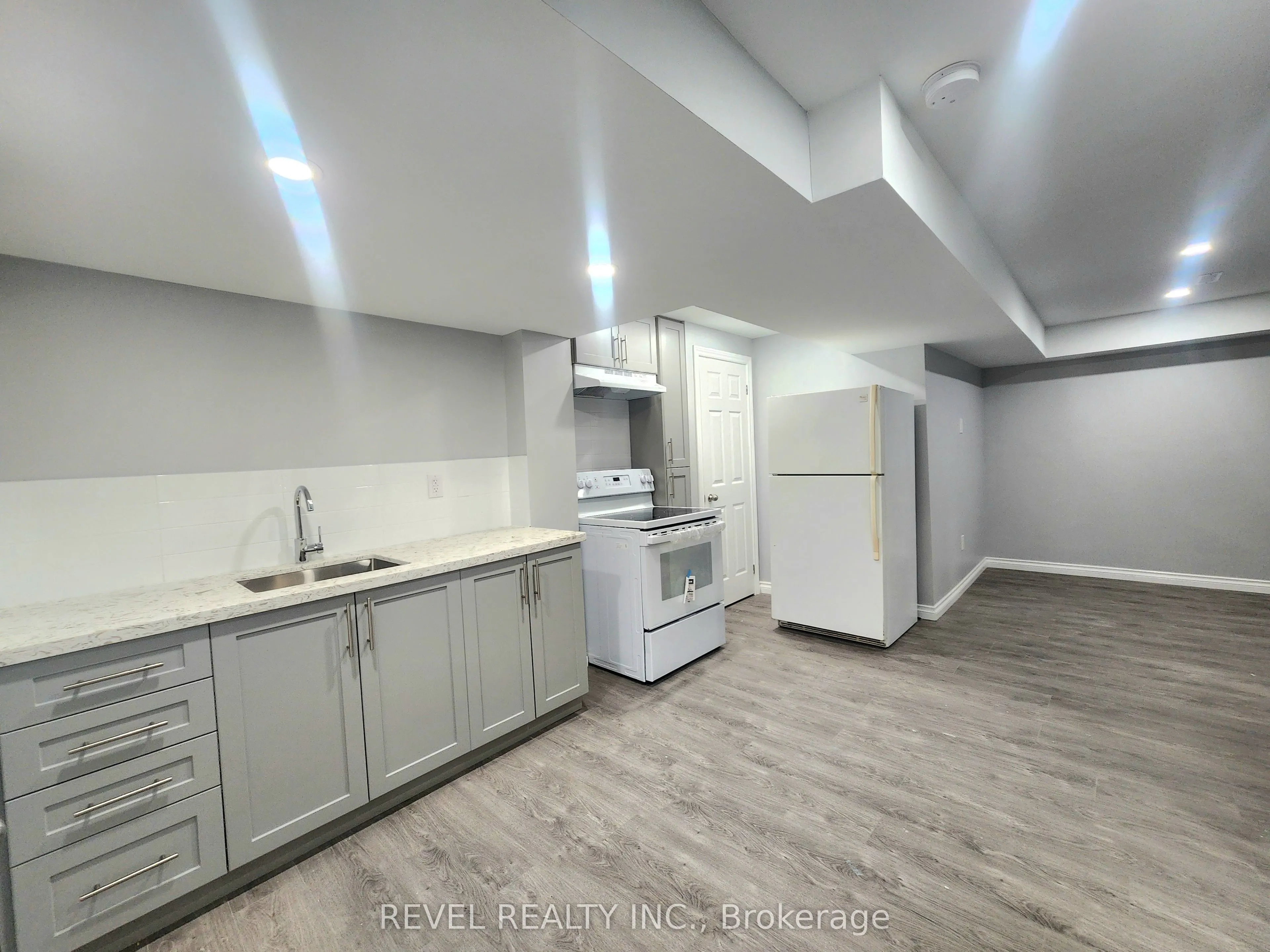 1405 Lyncroft Crescent
