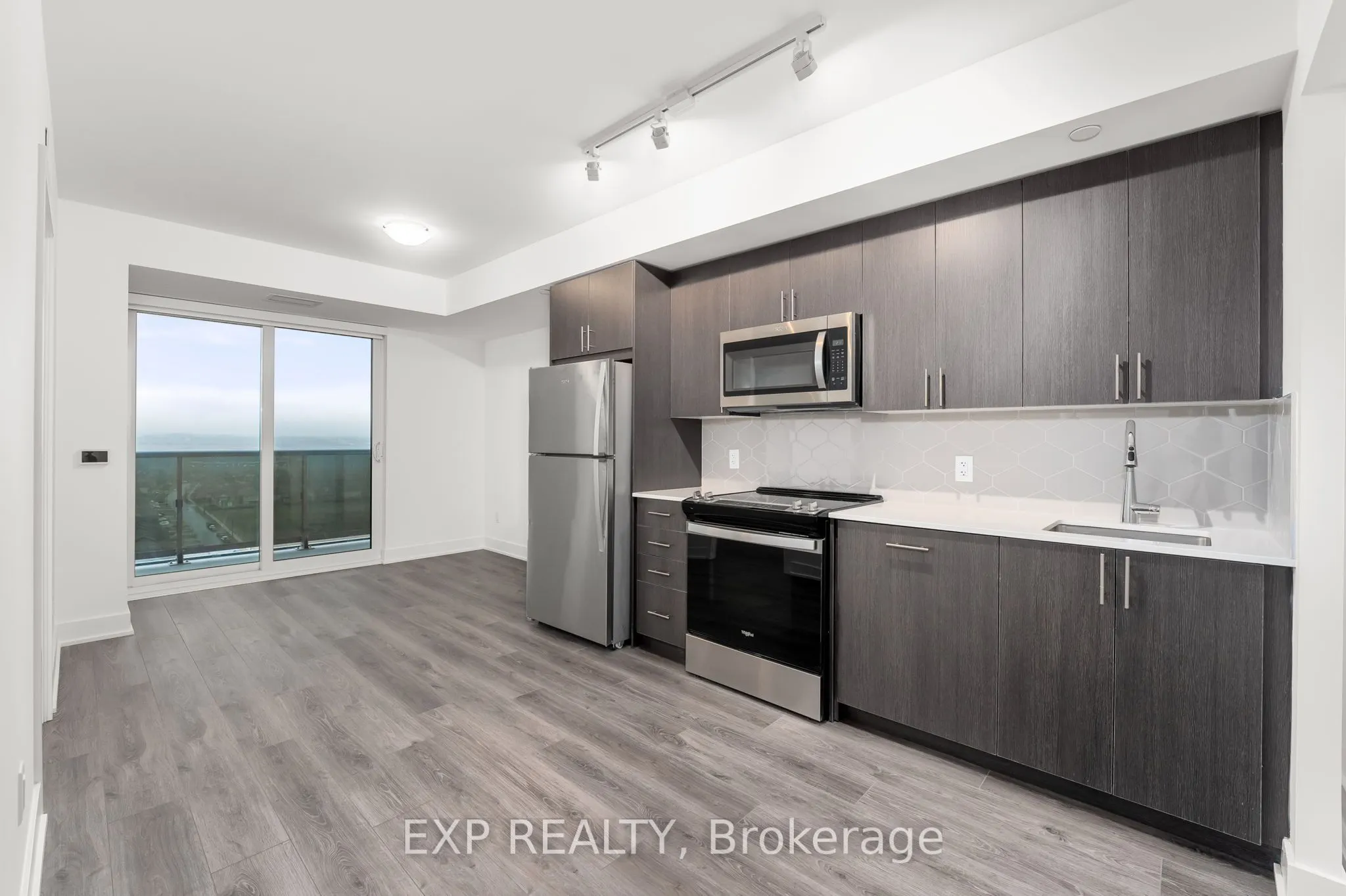 2545 Simcoe Street N, #1605