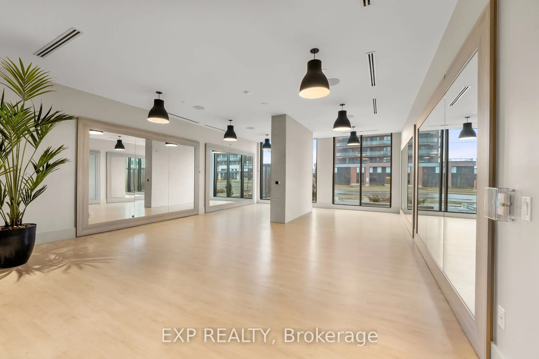 2545 Simcoe Street N, #1605