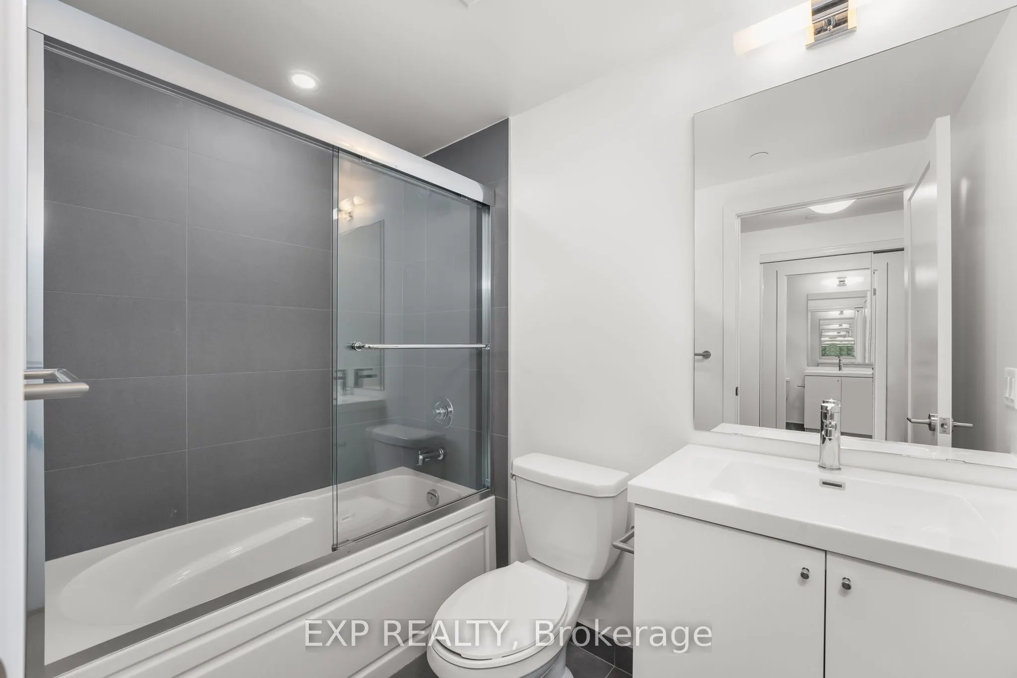 2545 Simcoe Street N, #1605