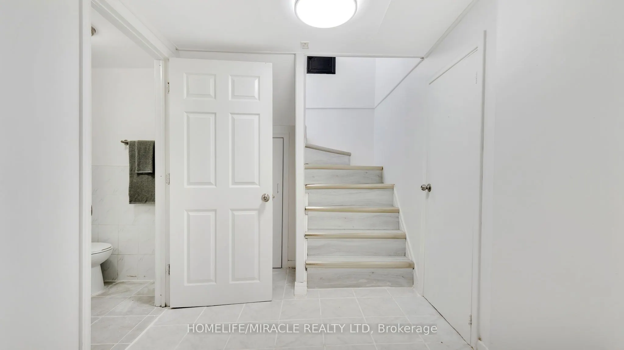 8 Hollyhedge Drive
