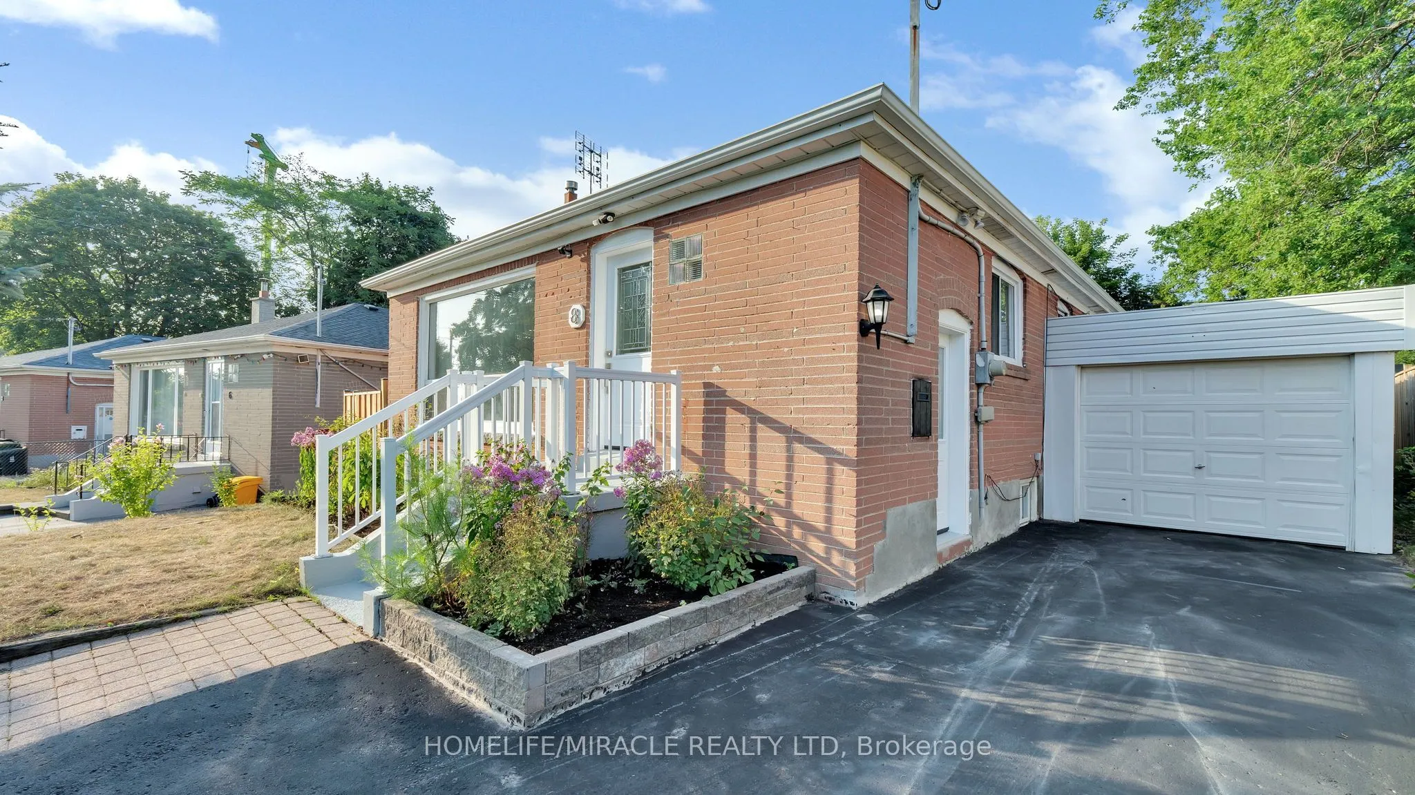 8 Hollyhedge Drive