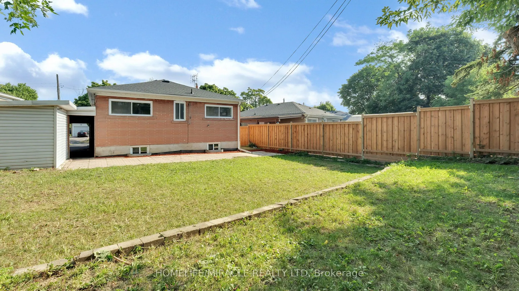 8 Hollyhedge Drive