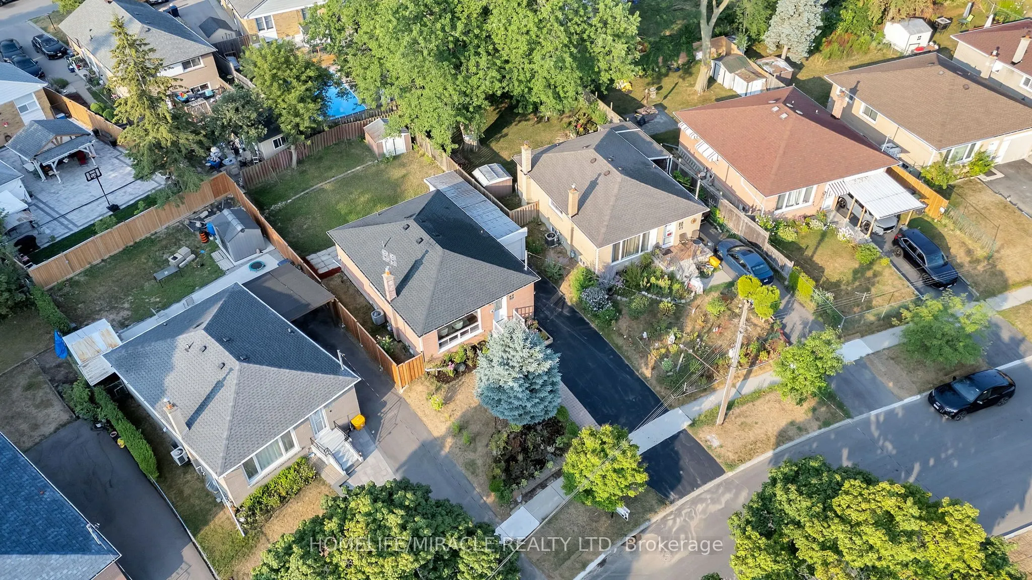 8 Hollyhedge Drive