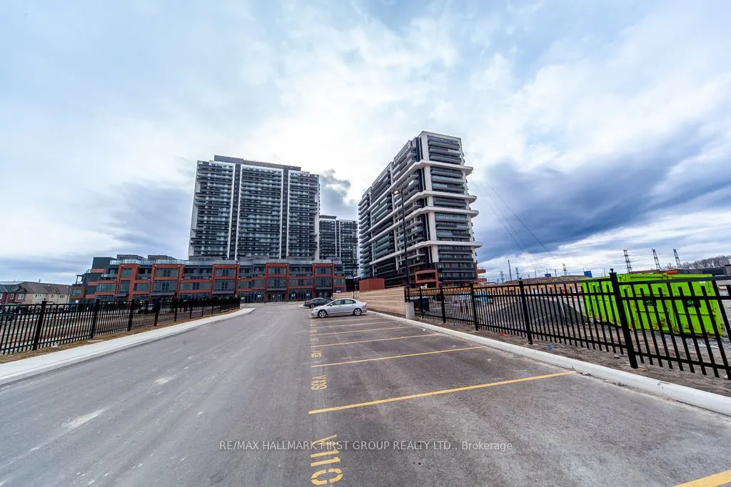 2545 Simcoe Street N, #2601