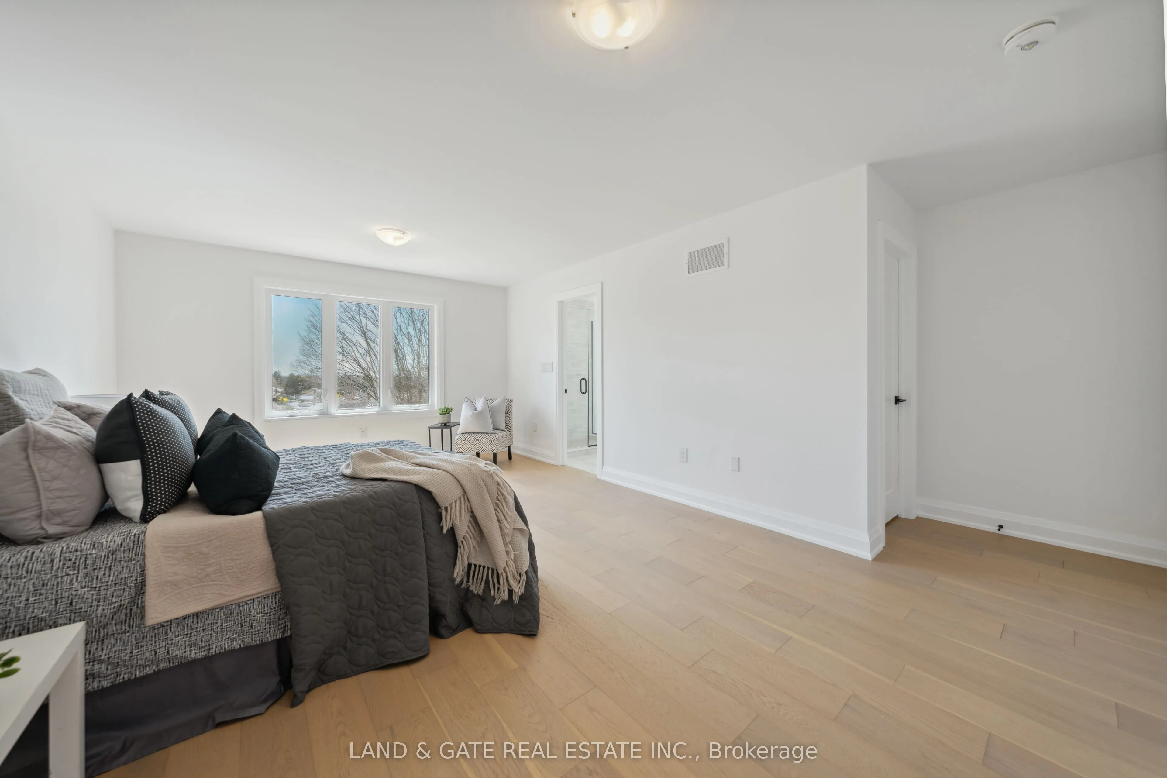 985 Queensdale Avenue