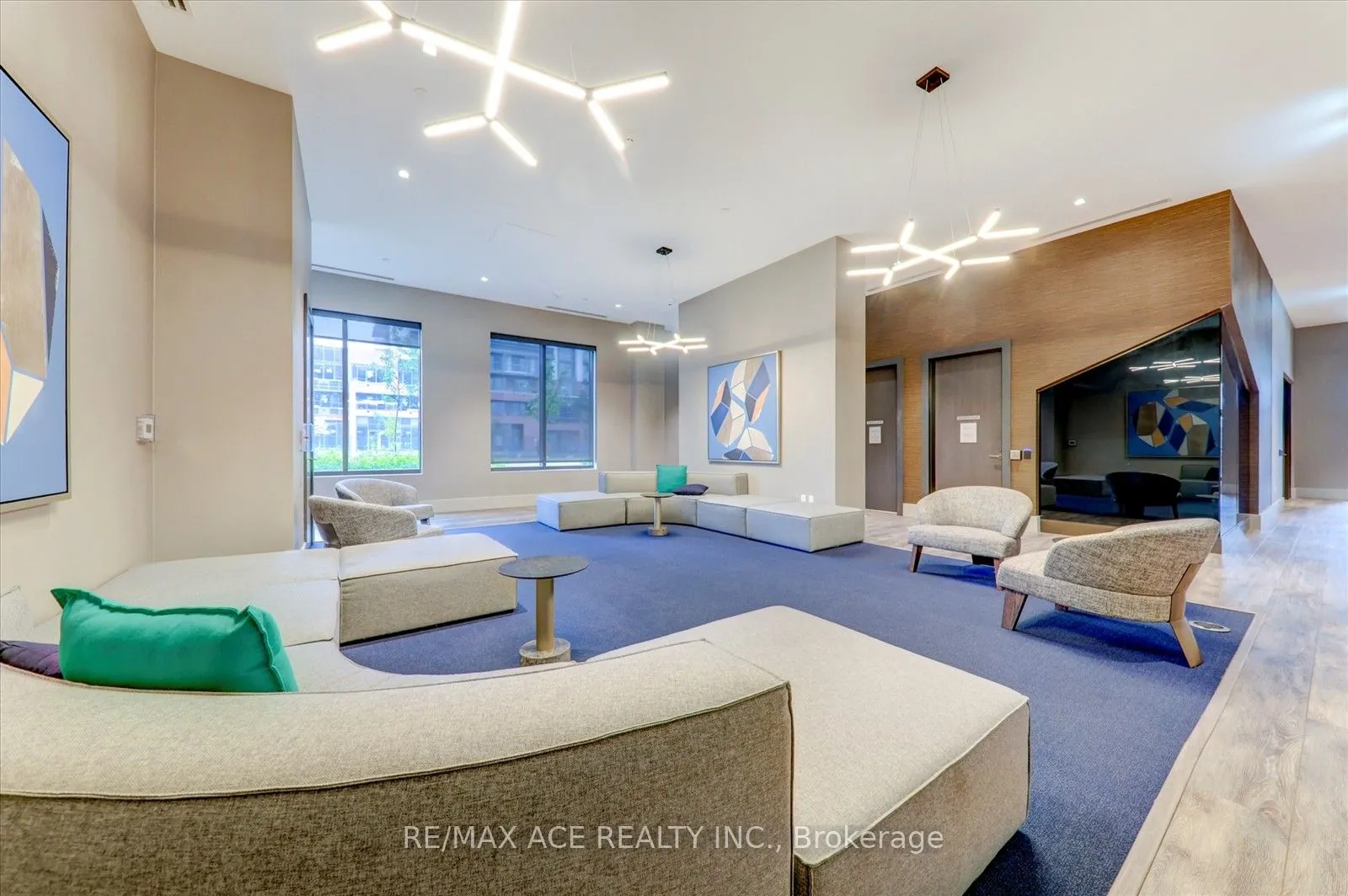 2550 Simcoe Street N, #914