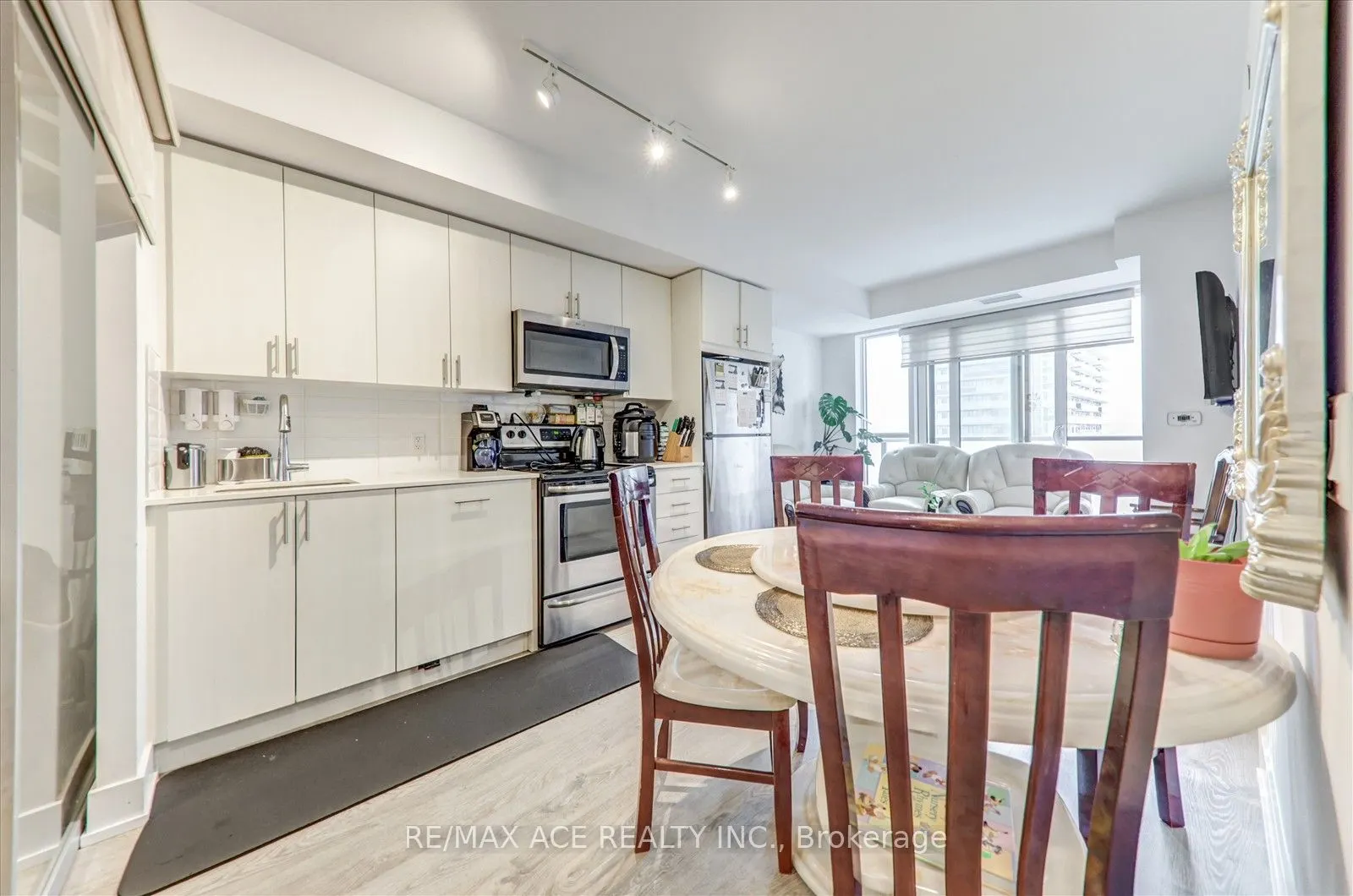 2550 Simcoe Street N, #914