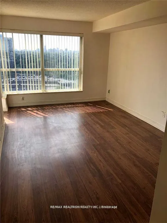 181 Village Green Square, #1516
