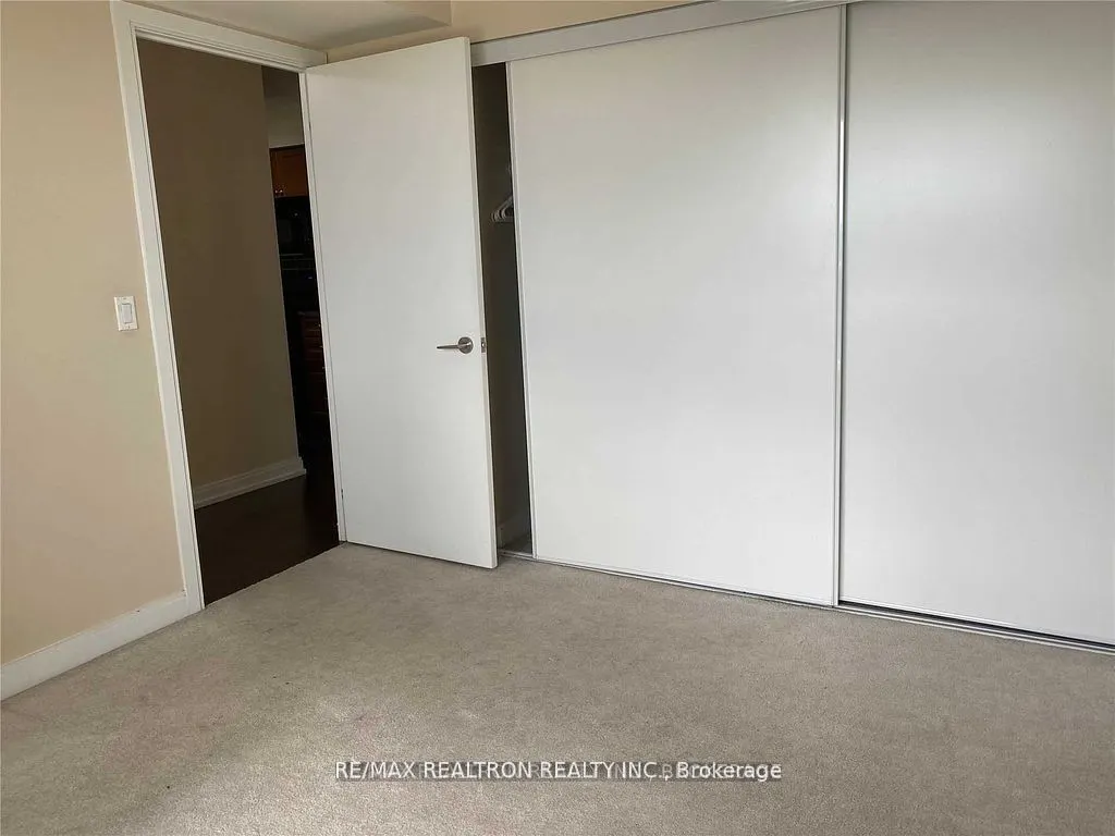 181 Village Green Square, #1516