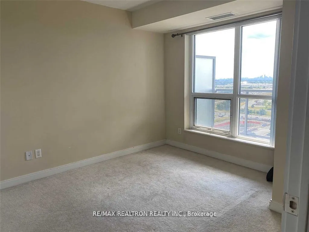 181 Village Green Square, #1516